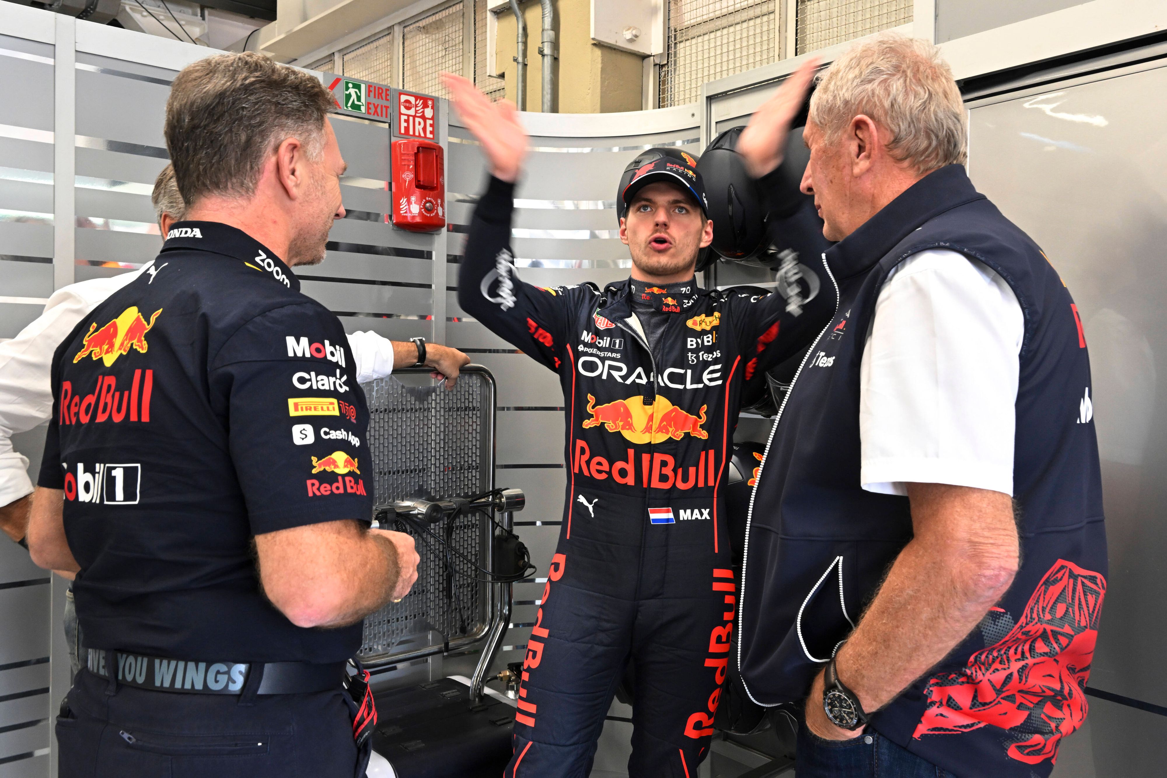Max Verstappen beim Rapport bei Teamchef Christian Horner und Motorsportboss Helmut Marko.