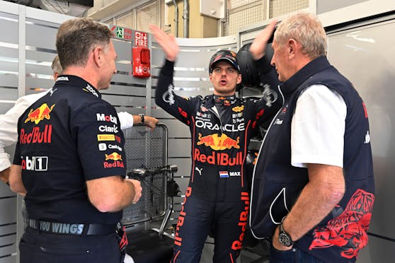 Max Verstappen beim Rapport bei Teamchef Christian Horner und Motorsportboss Helmut Marko.
