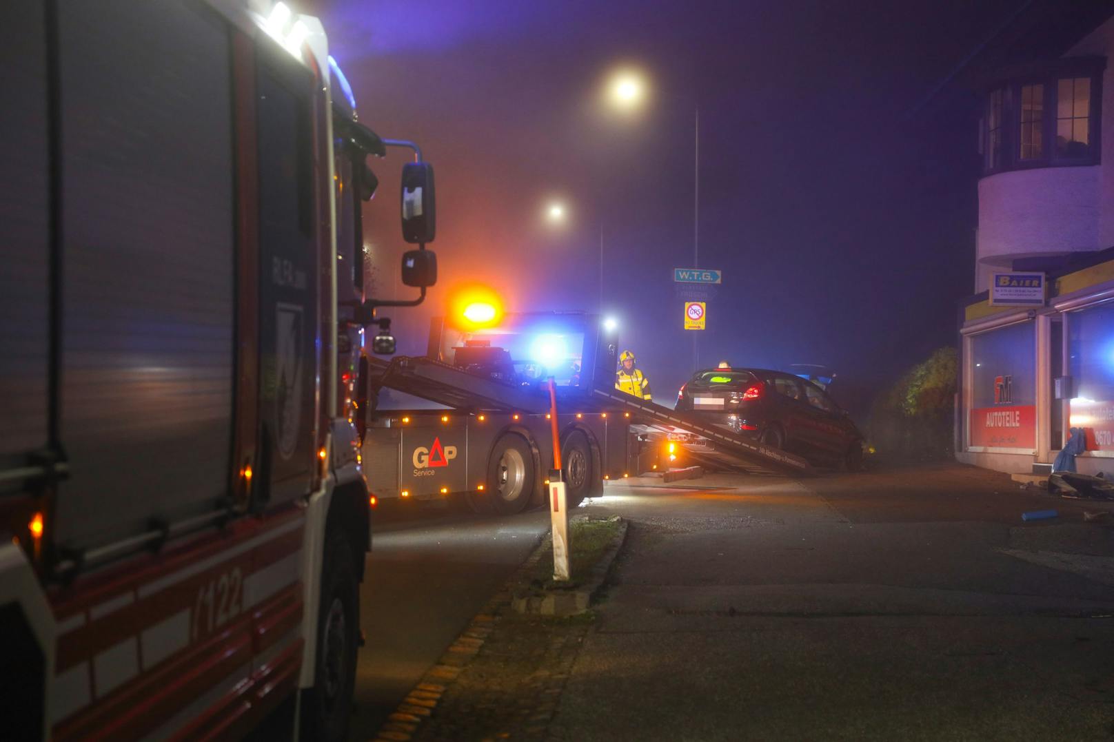 In Lambach (Bezirk Wels-Land) hat am späteren Samstagabend eine Autolenkerin die Kontrolle über ihr Fahrzeug verloren und krachte gegen Verkehrseinrichtungen.