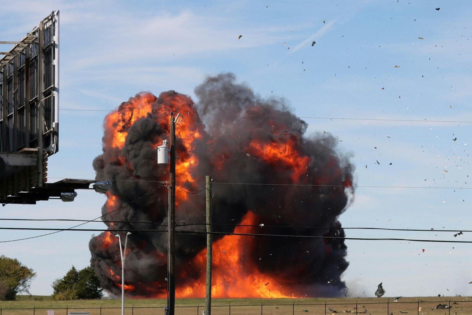 Riesen-Explosion: Flugzeuge stoßen bei Airshow zusammen