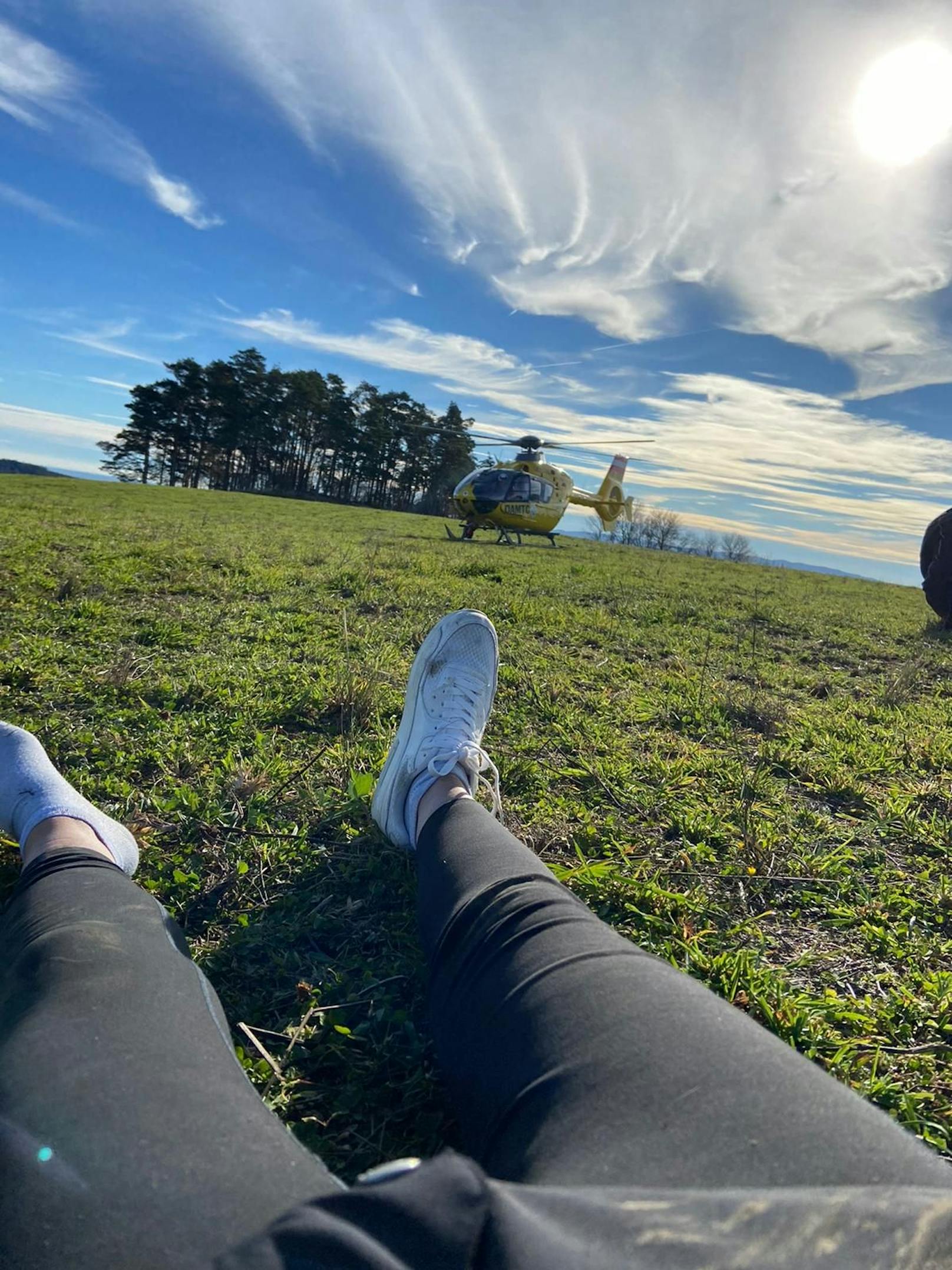 Als A. verletzt im Feld lag, hob der Ballon wieder ab.