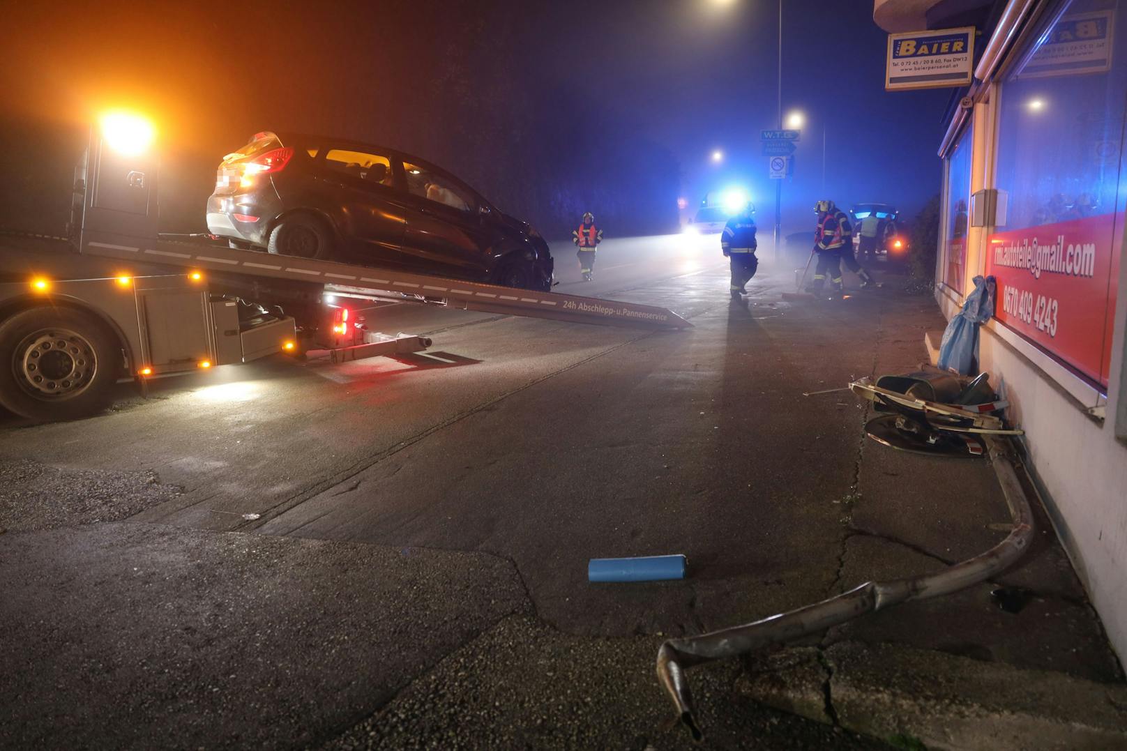 In Lambach (Bezirk Wels-Land) hat am späteren Samstagabend eine Autolenkerin die Kontrolle über ihr Fahrzeug verloren und krachte gegen Verkehrseinrichtungen.