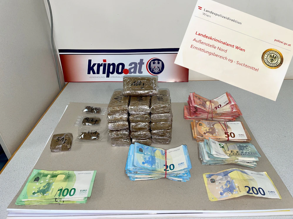 Mehr als 10.000 Euro Bargeld sowie Cannabis konnten die Beamten sicherstellen.