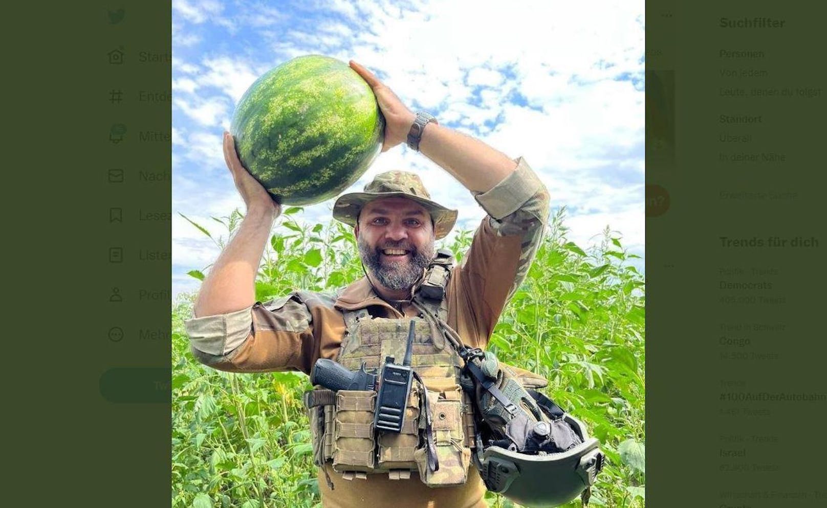 Ein ukrainischer Soldat posiert stolz mit einer Wassermelone, …
