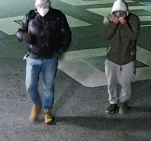 Die Polizei sucht diese beiden Männer.