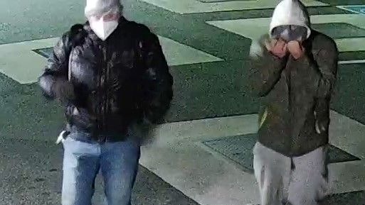 Die Polizei sucht diese beiden Männer.