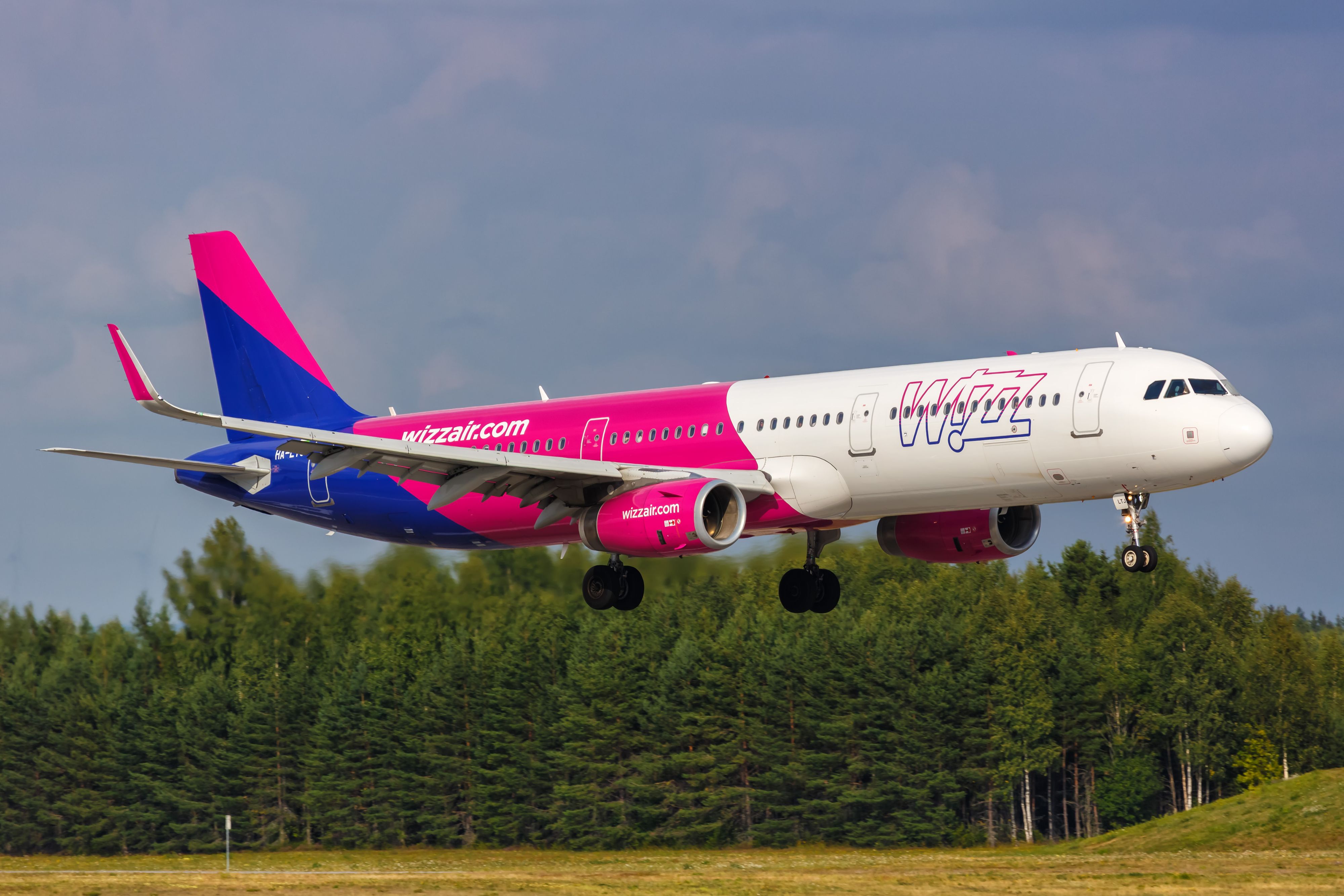 Download von www.picturedesk.com am 14.11.2022 (08:30).  Oslo, Norwegen - 15. August 2022: Ein Airbus A321 Flugzeug der Wizzair mit dem Kennzeichen HA-LTJ auf dem Flughafen Oslo Gardermoen (OSL) in Norwegen. - 20220815_PD17241 - Rechteinfo: Rights Managed (RM) Nur für redaktionelle Nutzung!