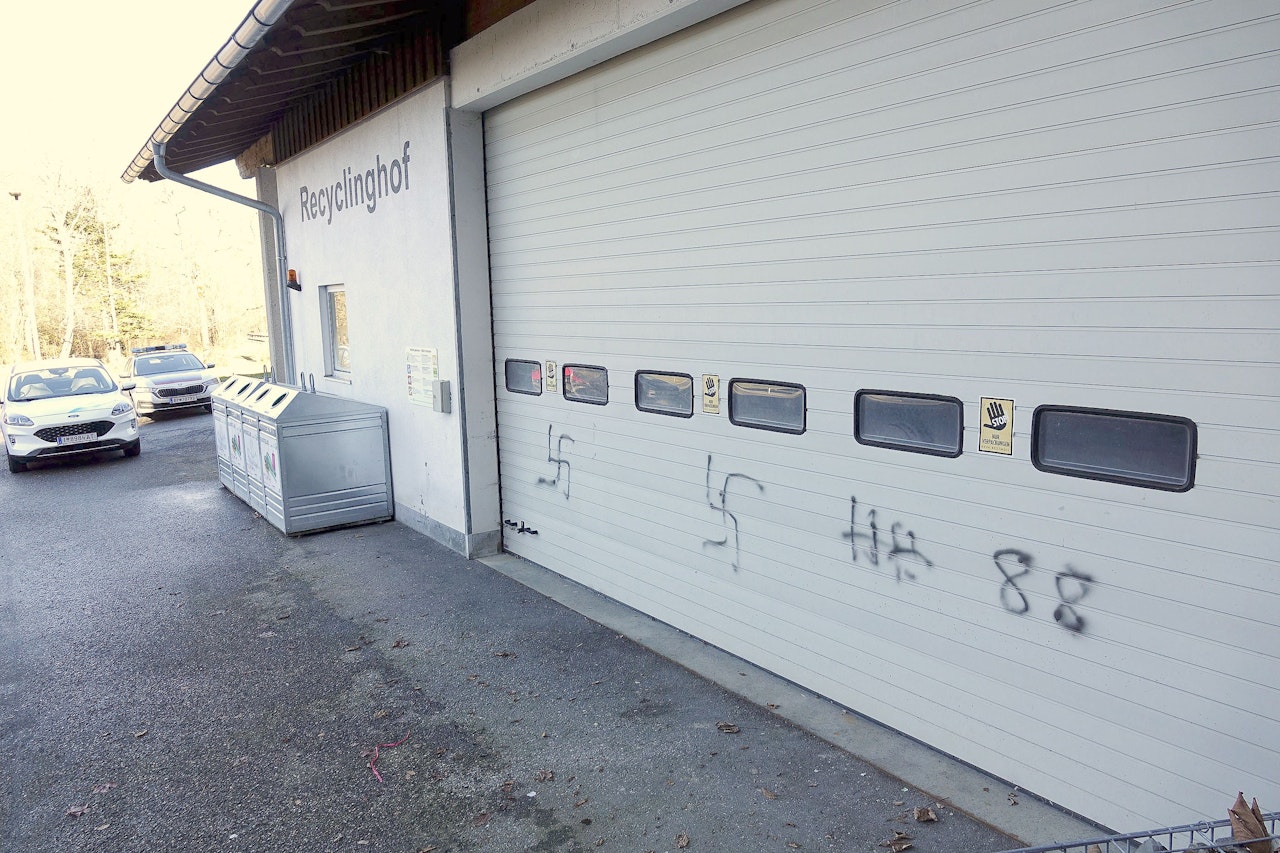 Heute.at - Vandale beschmiert Feuerwehr-Halle mit Nazi-Symbolen