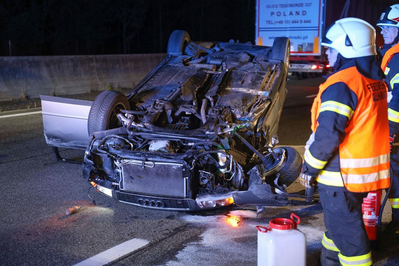 Ein Auto hat sich Montagfrüh bei einem Verkehrsunfall auf der A1 Westautobahn an der Gemeindegrenze zwischen Allhaming (Bezirk Linz-Land) und Weißkirchen an der Traun (Bezirk Wels-Land) überschlagen.
