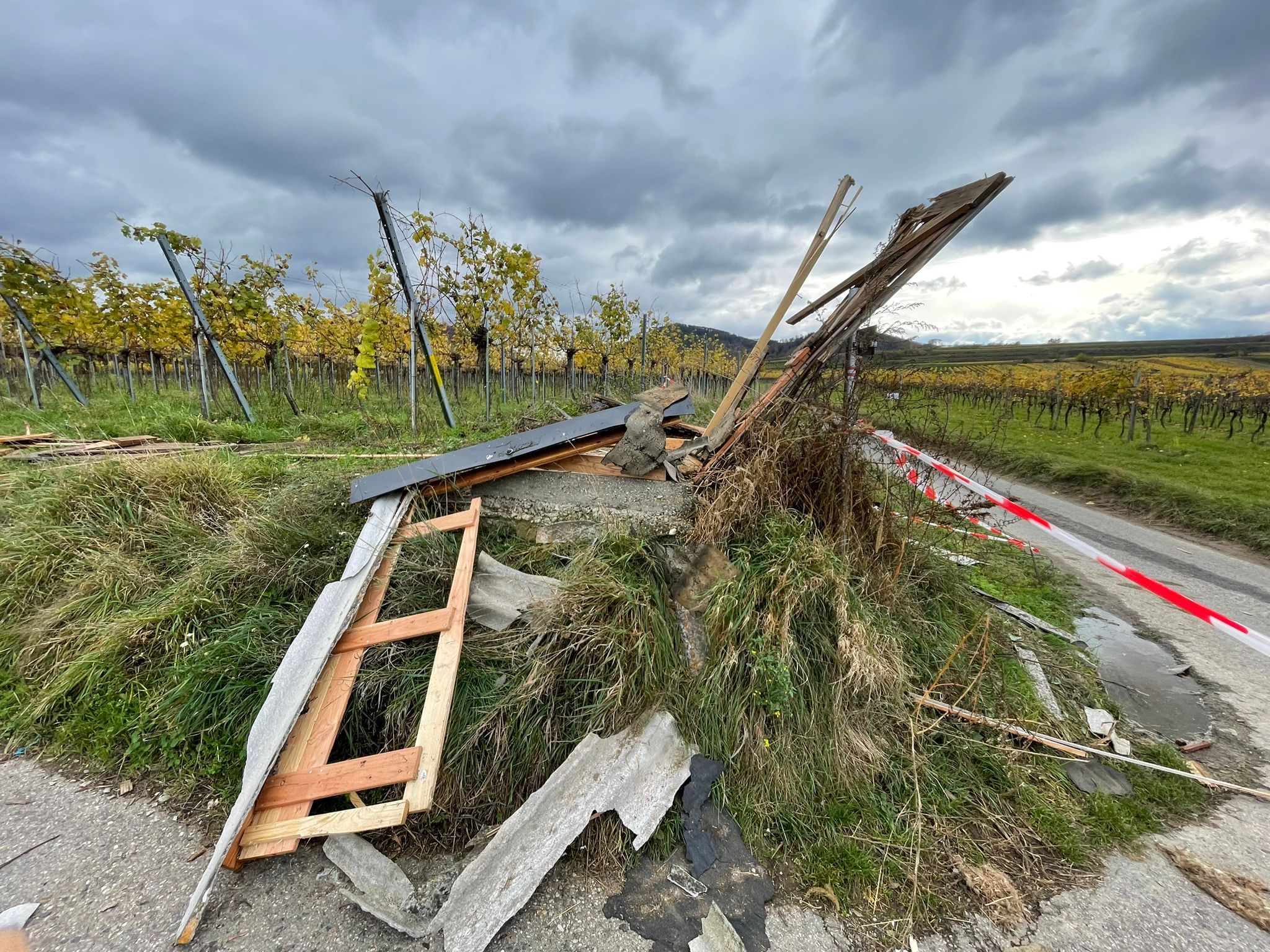 Das blieb von der Holzhütte übrig.