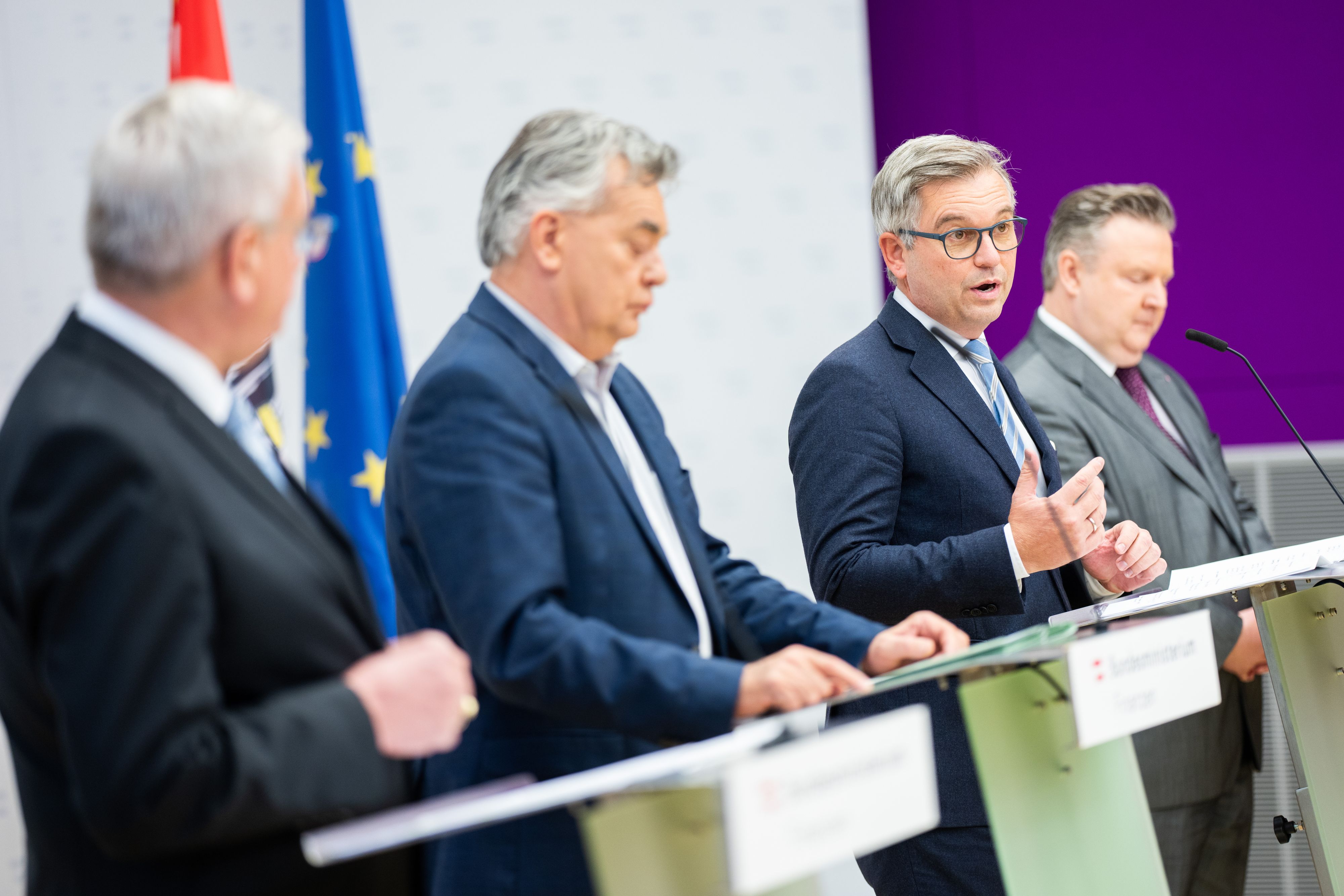 emeindebundpräsident Alfred Riedl (ÖVP), Vizekanzler Werner Kogler (Grüne), Finanzminister Magnus Brunner (ÖVP) und Städtebundpräsident Michael Ludwig (SPÖ) am Montag, 14. November 2022, im Rahmen einer Regierungs-PK zum Thema "Gemeindefinanzen" in Wien.