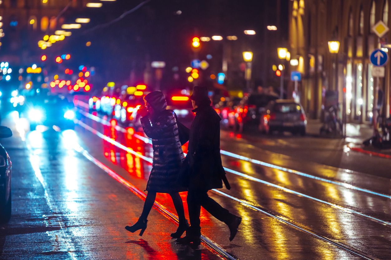 Das Unfallrisiko steigt in dunkler Jahreszeit – Fußgänger sind besonders gefährdet.