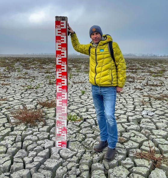 ORF-Wettermoderator Marcus Wadsak zeigt die Folgen des Klimawandels: Der Zicksee (Bgld.) ist ausgetrocknet.