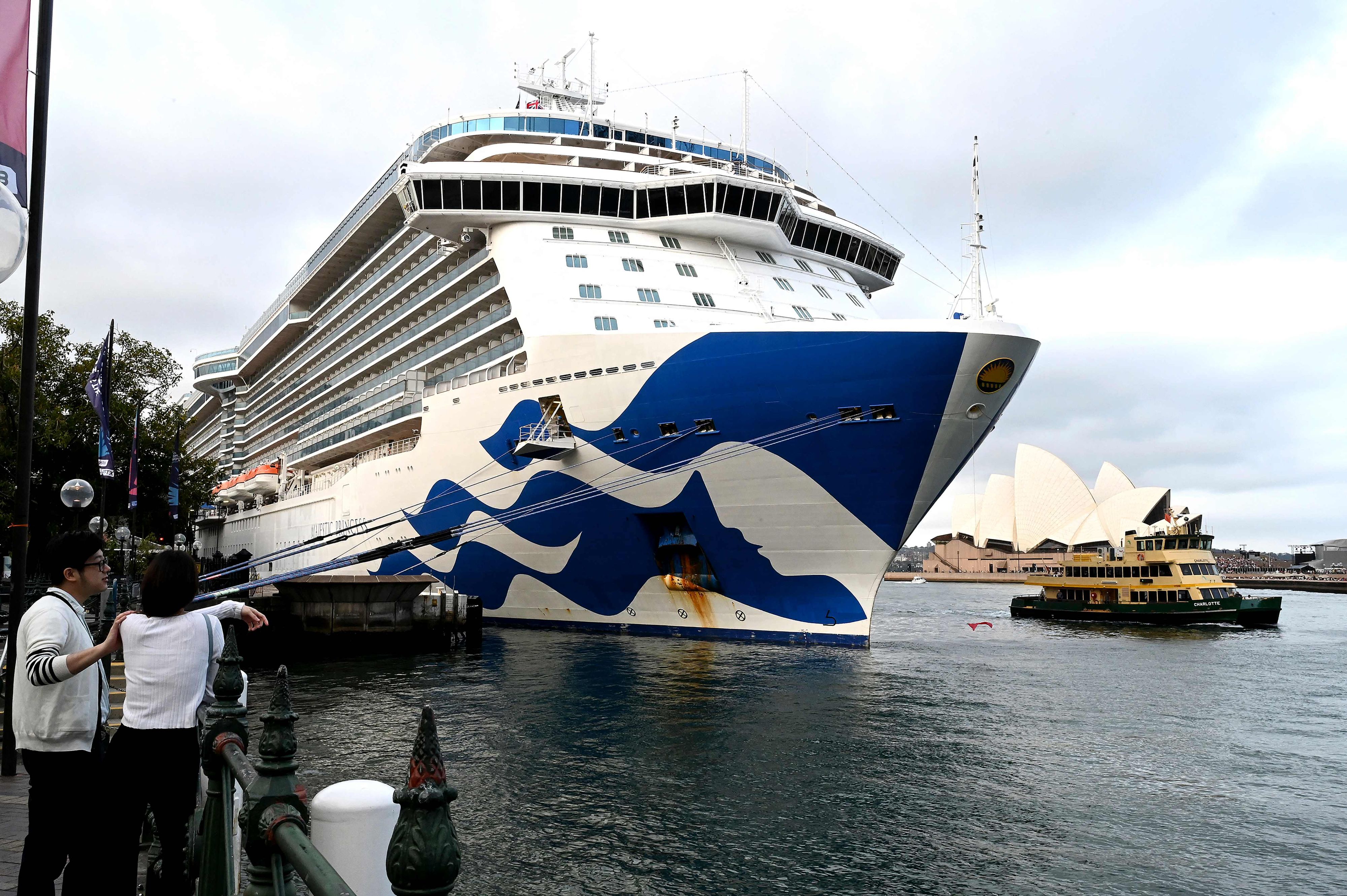 Download von www.picturedesk.com am 14.11.2022 (14:00).  The Majestic Princess cruise ship is seen docked at the International Terminal on Circular Quay in Sydney on November 12, 2022. - The Majestic Princess docked in Sydney with more than 800 Covid-19 positive passengers onboard, reports said. (Photo by Muhammad FAROOQ / AFP) - 20221112_PD2095 - Rechteinfo: Rights Managed (RM) Nur für redaktionelle Nutzung! Werbliche Nutzung erfordert Freigabe: bitte schicken Sie uns eine Anfrage.