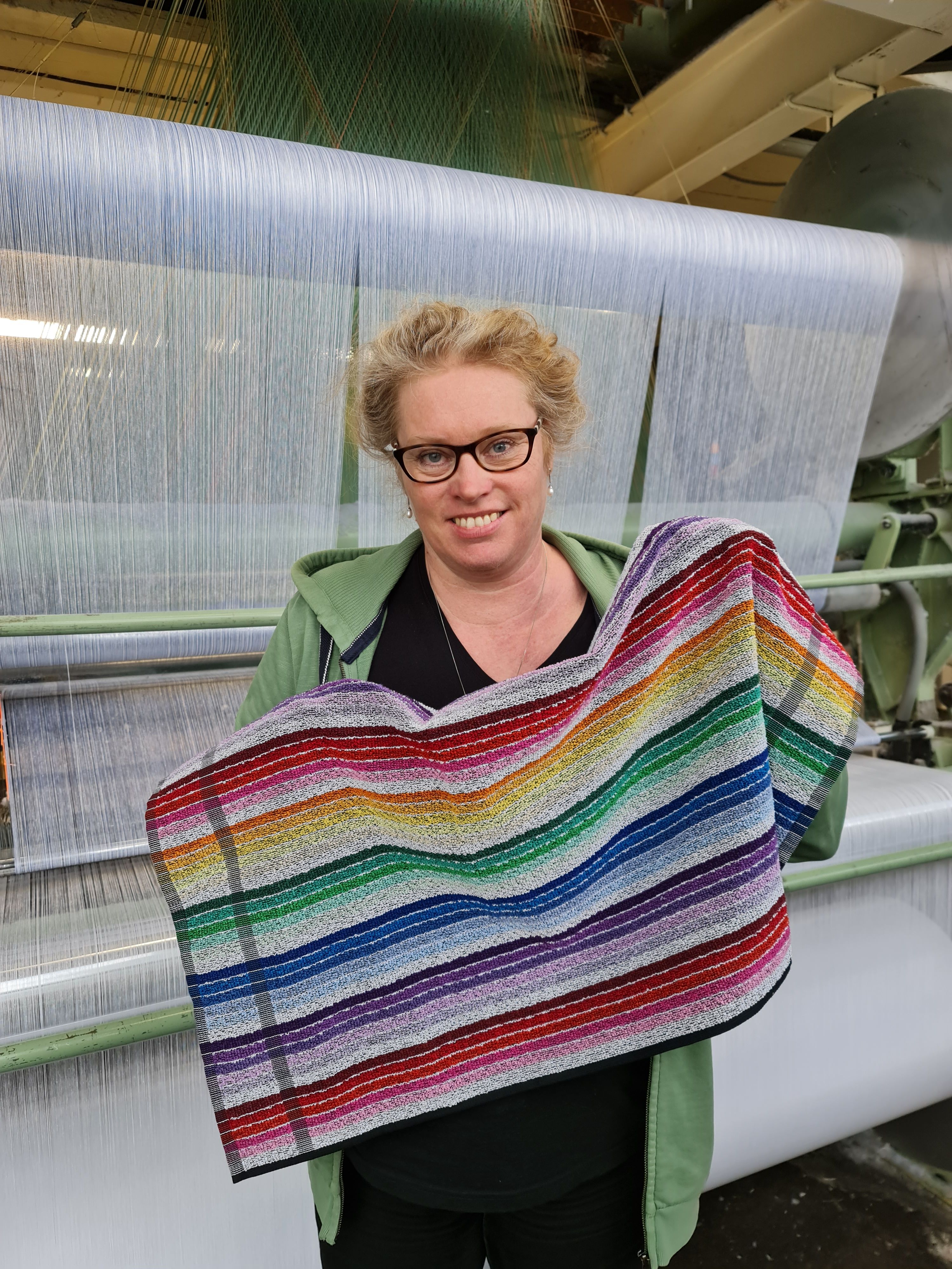 Veronika Pfeiffer-Gössweiner ist stolz auf das Zero-Waste-Handtuch von Herka.