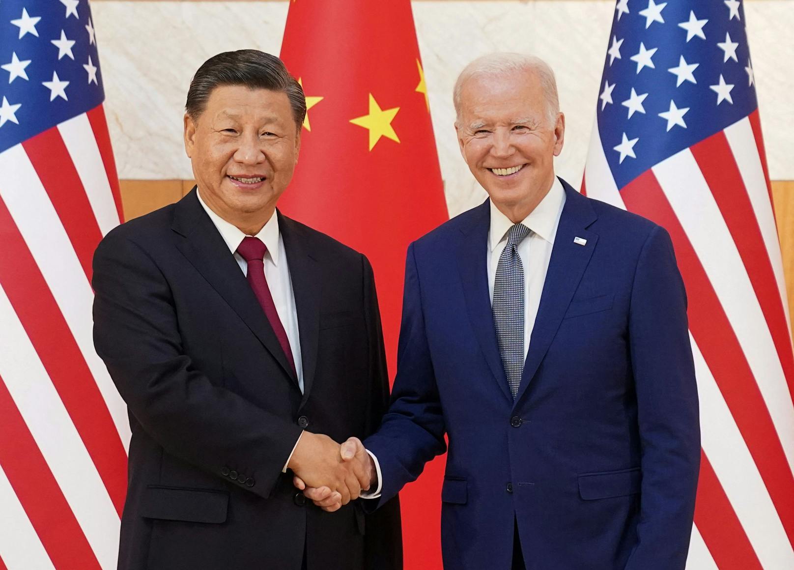US-Präsident Joe Biden schüttelt dem chinesischen Präsidenten Xi Jinping die Hand, als sie sich am Rande des G20-Gipfels in Bali, Indonesien, am 14. November 2022 treffen.&nbsp;