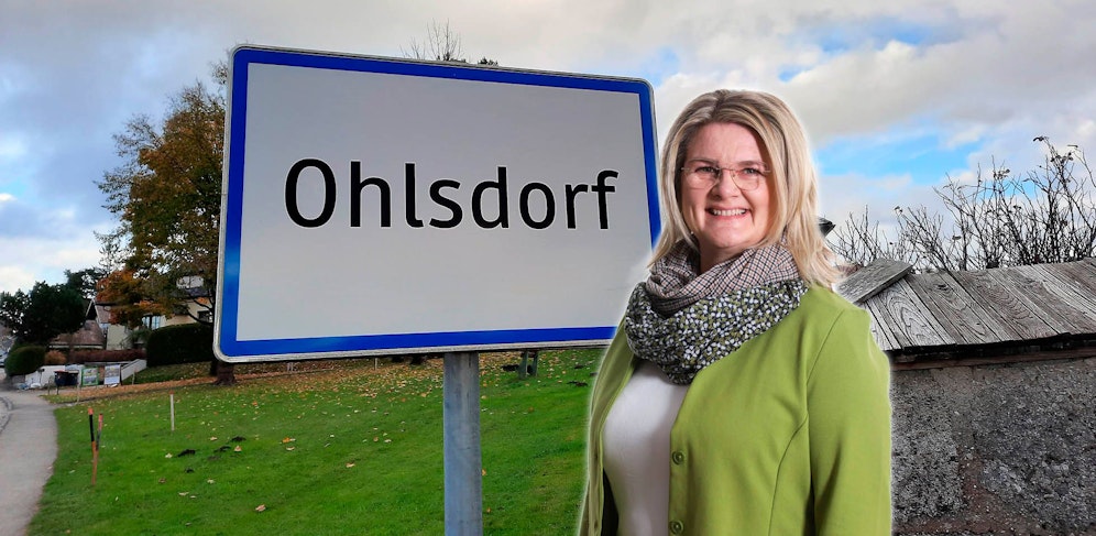 Bgm. Inés Mirlacher ist das Lachen kurz vergangen: In Ohlsdorf wurden mehrere Verkehrsschilder gestohlen. Die Ortstafel steht mittlerweile wieder.
