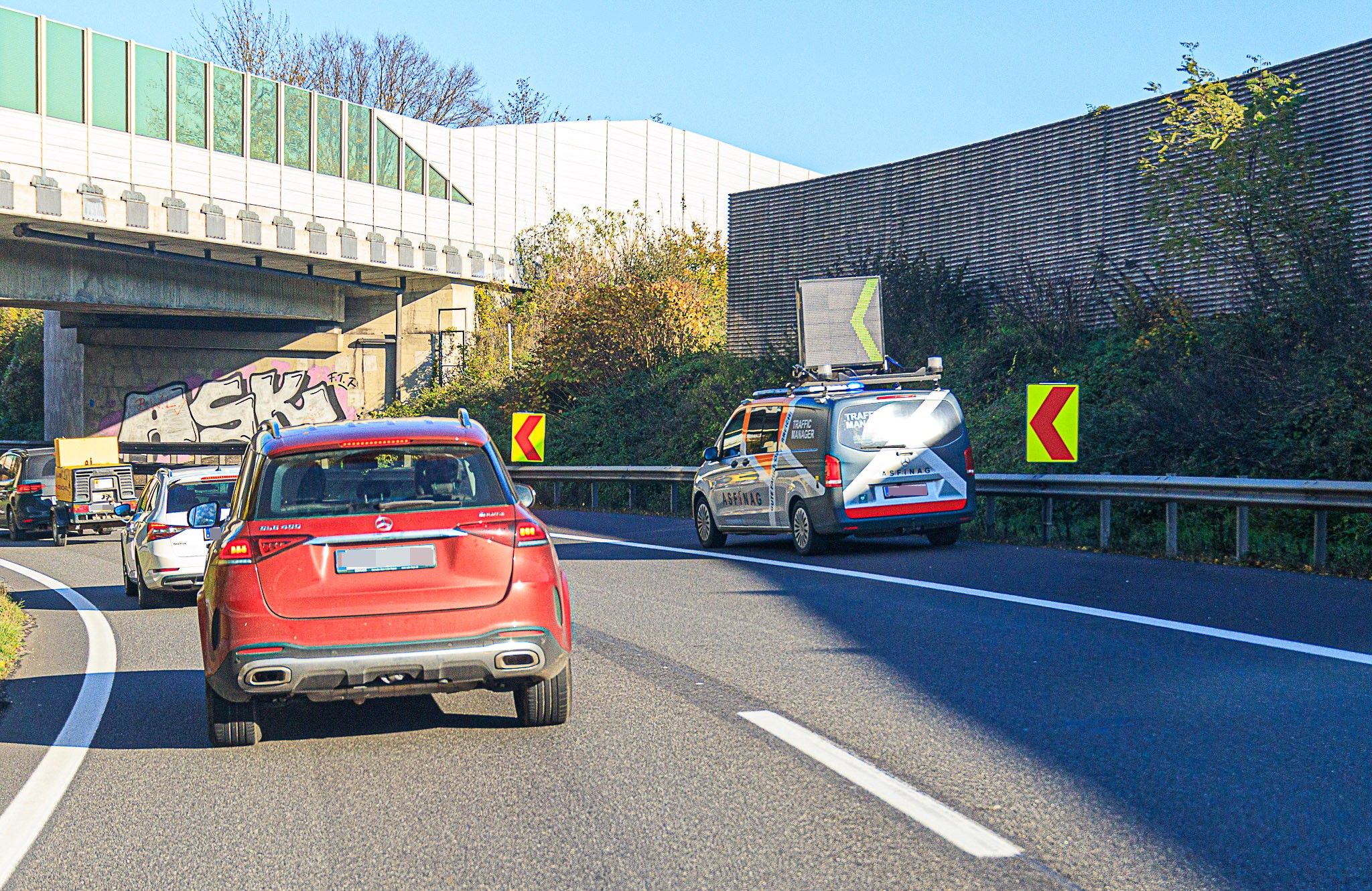 Die ASFINAG beim Einsammeln der gefundenen Schuhe auf dem Pannenstreifen.