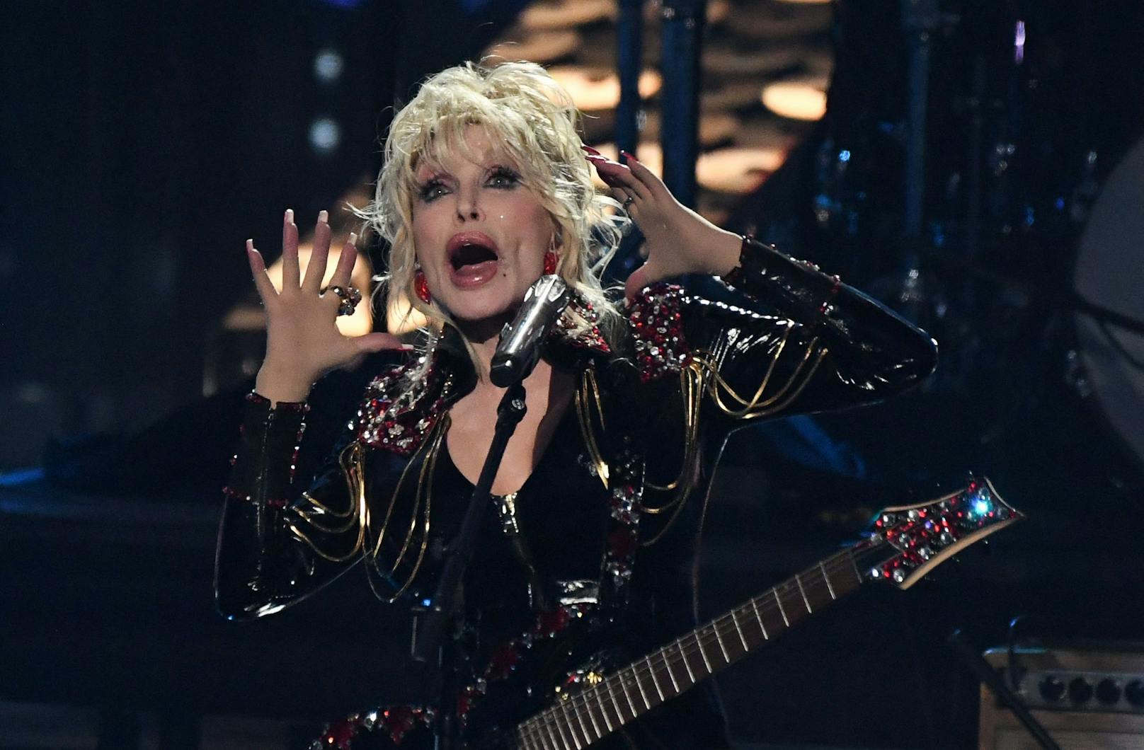 Dolly Parton erhält den 100 Millionen Dollar schweren "Bezos Courage & Civility Award". 