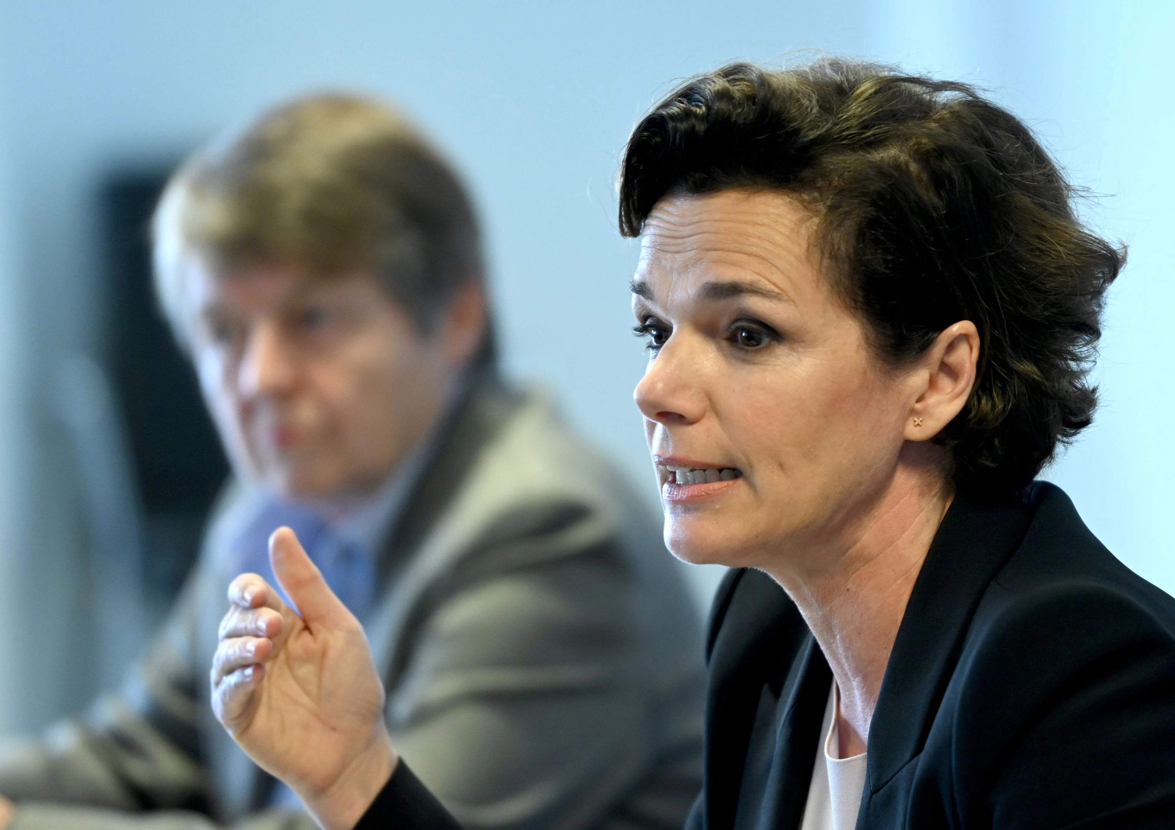 Download von www.picturedesk.com am 14.11.2022 (12:20).  ABD0035_20221114 - WIEN - ÖSTERREICH: Die ehemalige Industriemanagerin und Staatssekretärin Brigitte Ederer und SPÖ-Pateichefin Pamela Rendi-Wagner bei einem Hintergrundgespräch der SPÖ mit dem Titel "Plan für eine neue Industriepolitik in Österreich" am Montag, 14. November 2022, in Wien. - FOTO: APA/ROLAND SCHLAGER - 20221114_PD3821 - Rechteinfo: Rights Managed (RM)