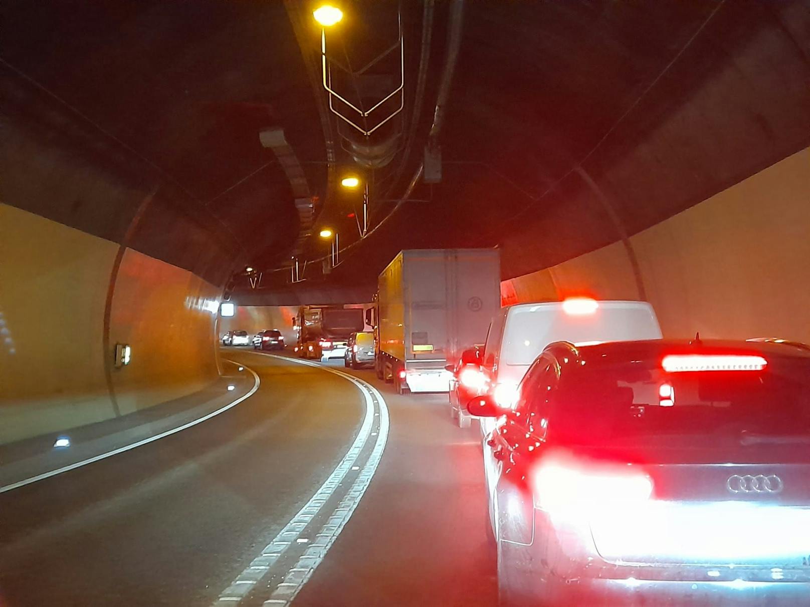 Nach einem Unfall im Mona-Lisa-Tunnel in Linz kam es zu einem langen Stau (Archivfoto).