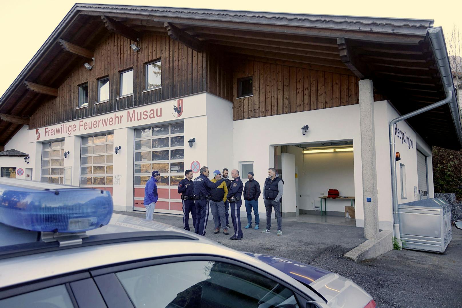 Ein unbekannter Täter hat am 12. November ein Feuerwehr-Haus in Musau (Tirol) mit Nazi-Symbolen beschmiert. Außerdem zündete er im Keller Papier an.