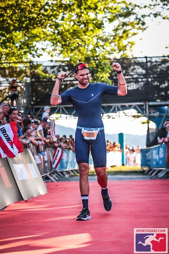 Manuel aus Wien beendet nach 12 Stunden und 11 Minuten mit Erfolg das Ironman-Triathlon in der Steiermark!