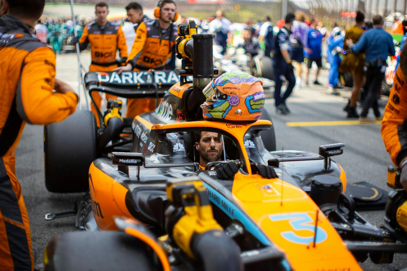 Daniel Ricciardo (McLaren) - Note: 0. Der Aussie kam gut weg, verschätzte sich aber dann mit dem Bremspunkt im Infield und schob Magnussen weg, der sich dann in ihn hineindrehte und beide zusammenkrachten.