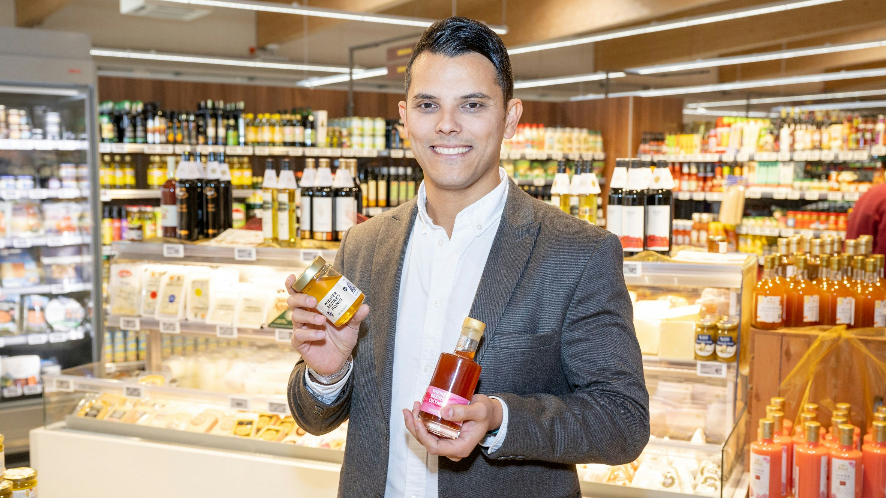 Im Angebot: Sadik Demir mit Honig und Oxymel der "Wiener Bezirksimkerei".