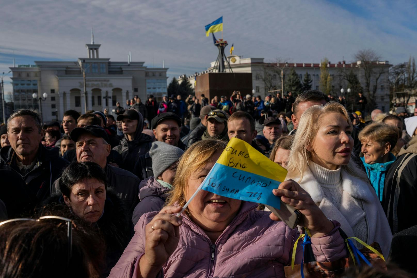 Ukrainer jubeln Präsident Selenski zu.