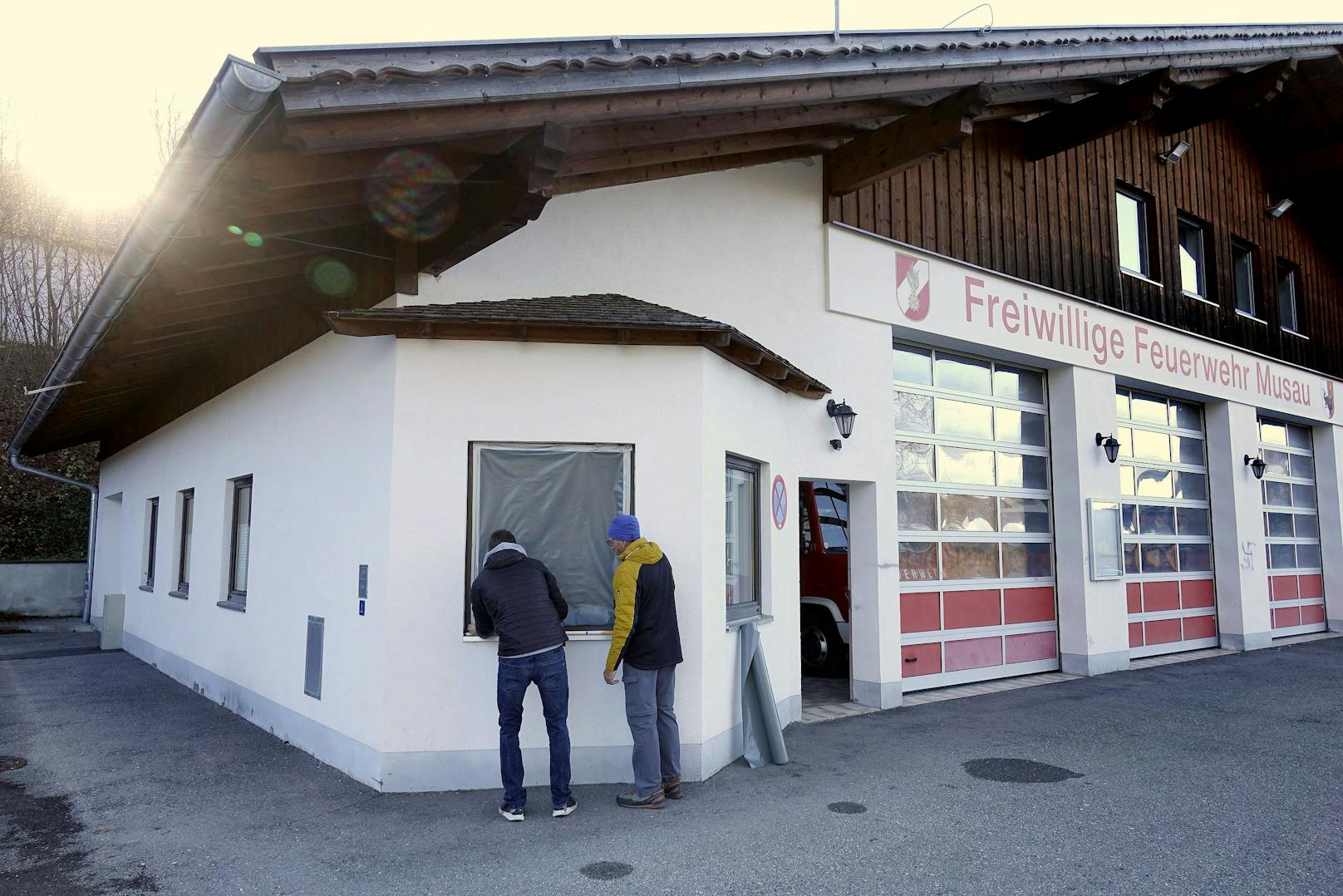 Ein unbekannter Täter hat am 12. November ein Feuerwehr-Haus in Musau (Tirol) mit Nazi-Symbolen beschmiert. Außerdem zündete er im Keller Papier an.