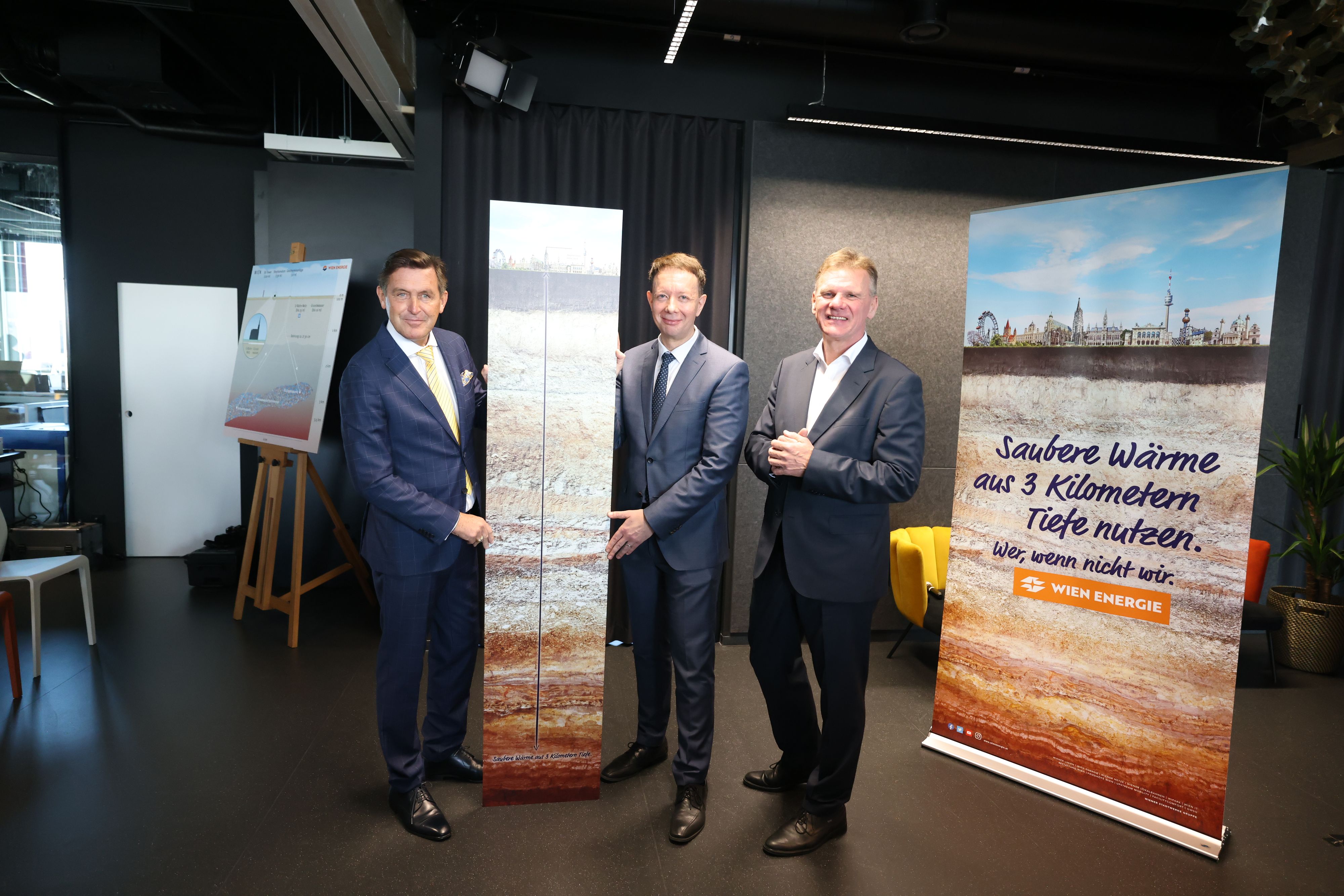 Wirtschaftsstadtrat Peter Hanke (SP), Wien Energie-Geschäftsführer Karl Gruber und Michael Strebl (Vorsitzender der Wien Energie-Geschäftsführung) präsentierten das Vorhaben, bis 2026 in Aspern eine Geothermie-Anlage zu errichten.&nbsp;