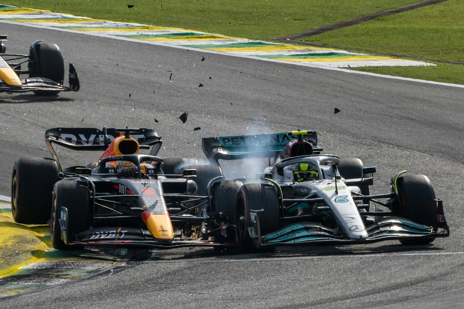 Max Verstappen schießt Lewis Hamilton in Sao Paulo ab.