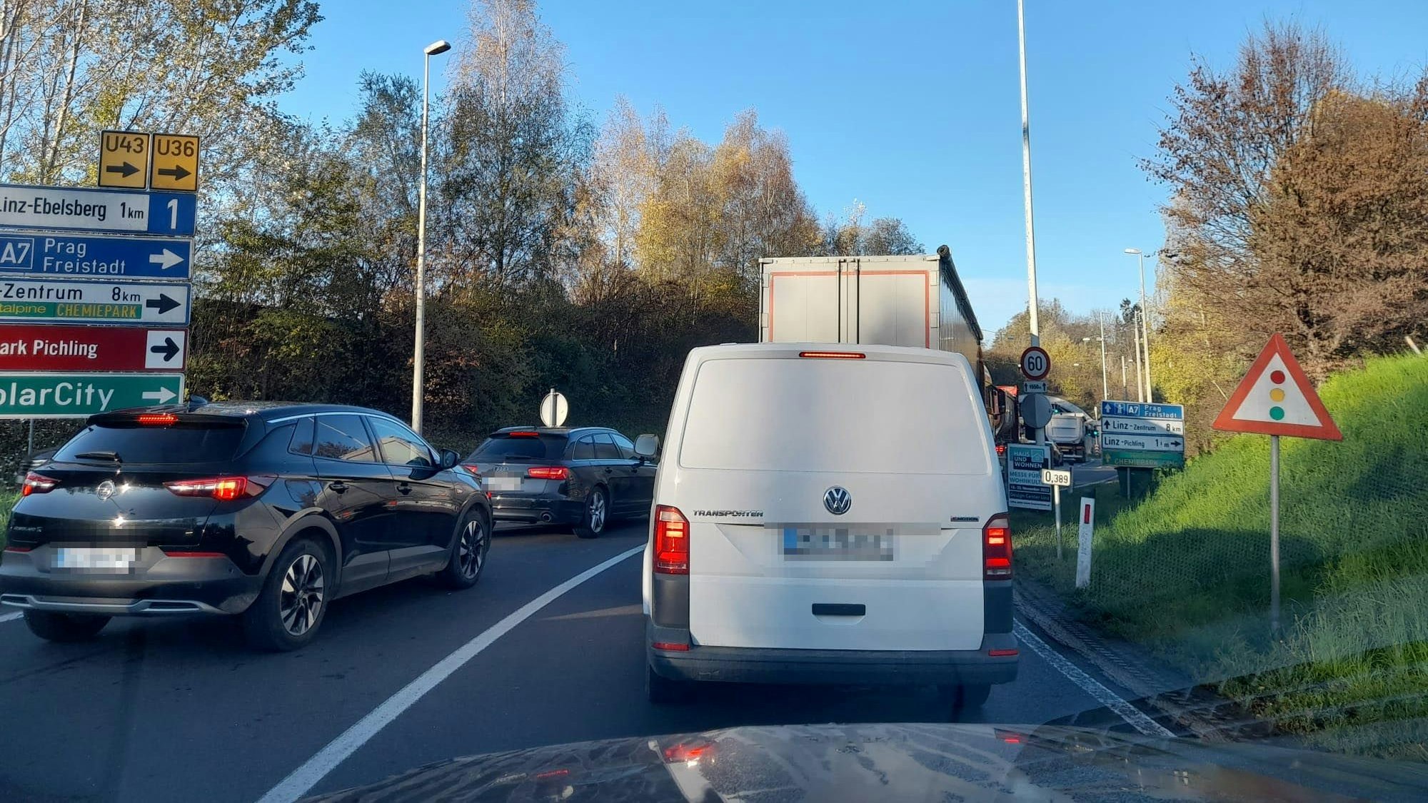Nach einem Unfall auf der Umfahrungsstraße kam es im Frühverkehr zu einem längeren Stau.