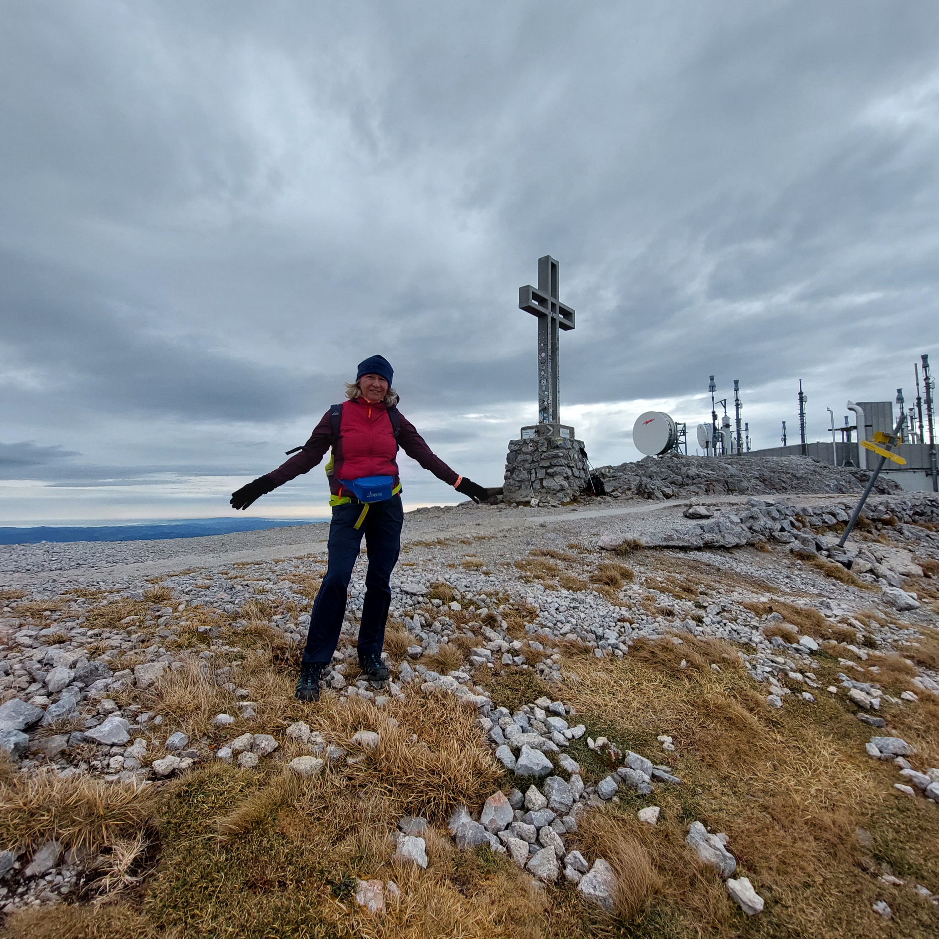 Sylvia (56) aus Niederösterreich beim Gipfelkreuz am Schneeberg.