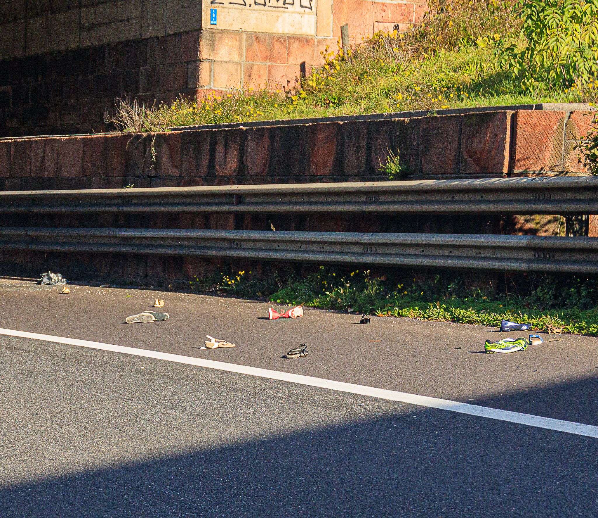 Schuhe, Sandalen und Stiefeln lagen am Montagvormittag am Straßenrand der Linzer A7 Richtung Freistadt.