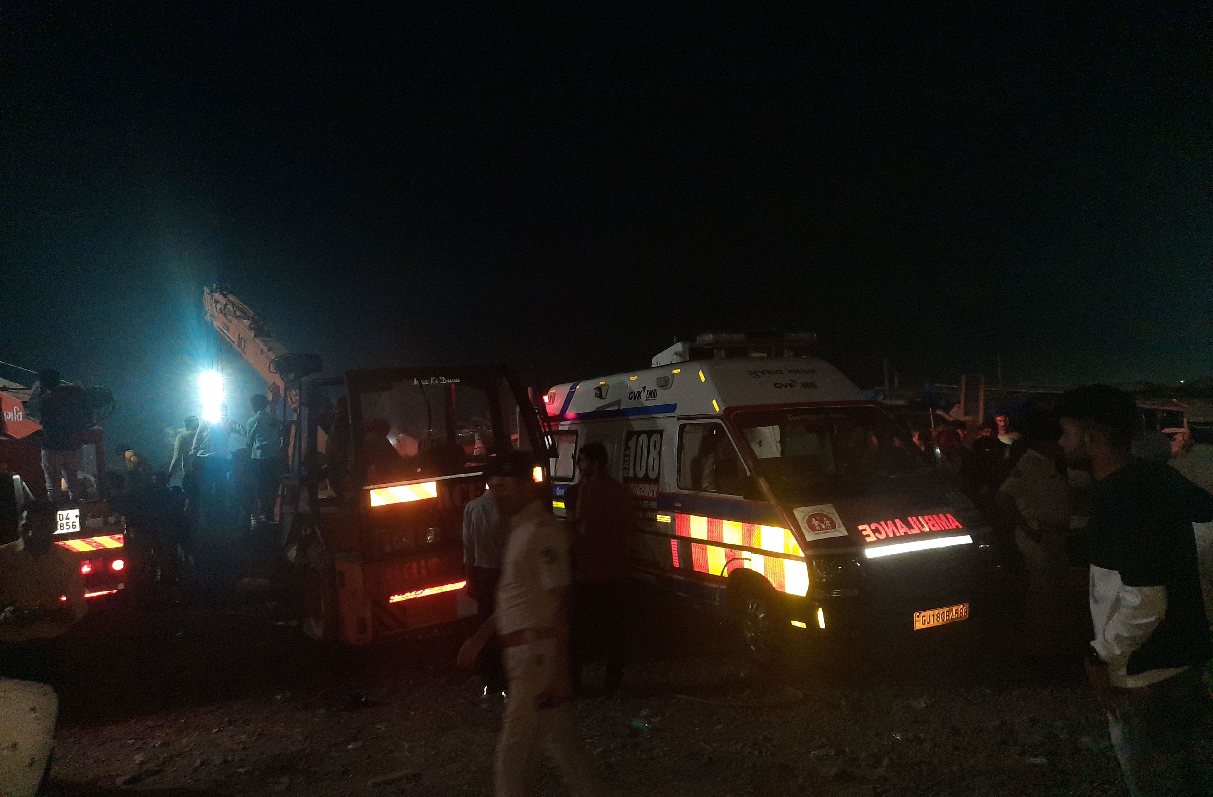 Nächtlicher Hochbetrieb auf der Autobahn nach einer Kollision mit der Leitplanke.