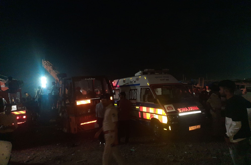 Nächtlicher Hochbetrieb nach einer Kollision mit der Leitplanke.