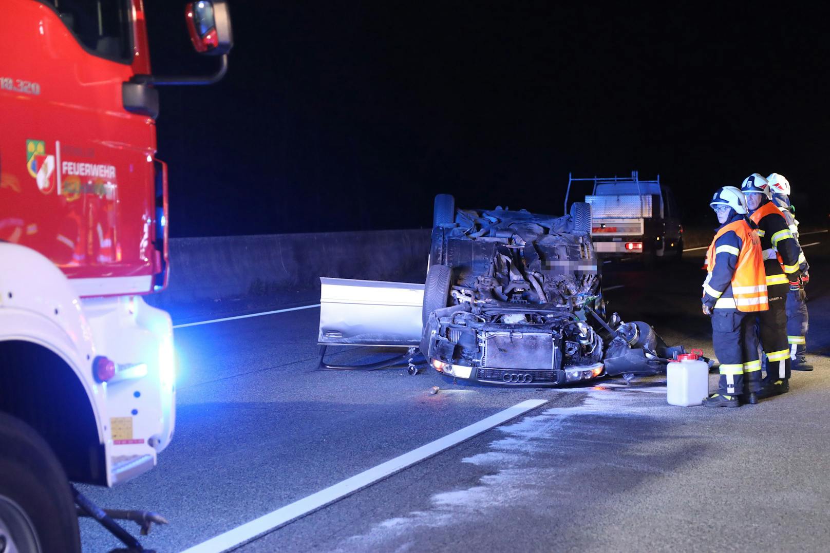 Ein Auto hat sich Montagfrüh bei einem Verkehrsunfall auf der A1 Westautobahn an der Gemeindegrenze zwischen Allhaming (Bezirk Linz-Land) und Weißkirchen an der Traun (Bezirk Wels-Land) überschlagen.