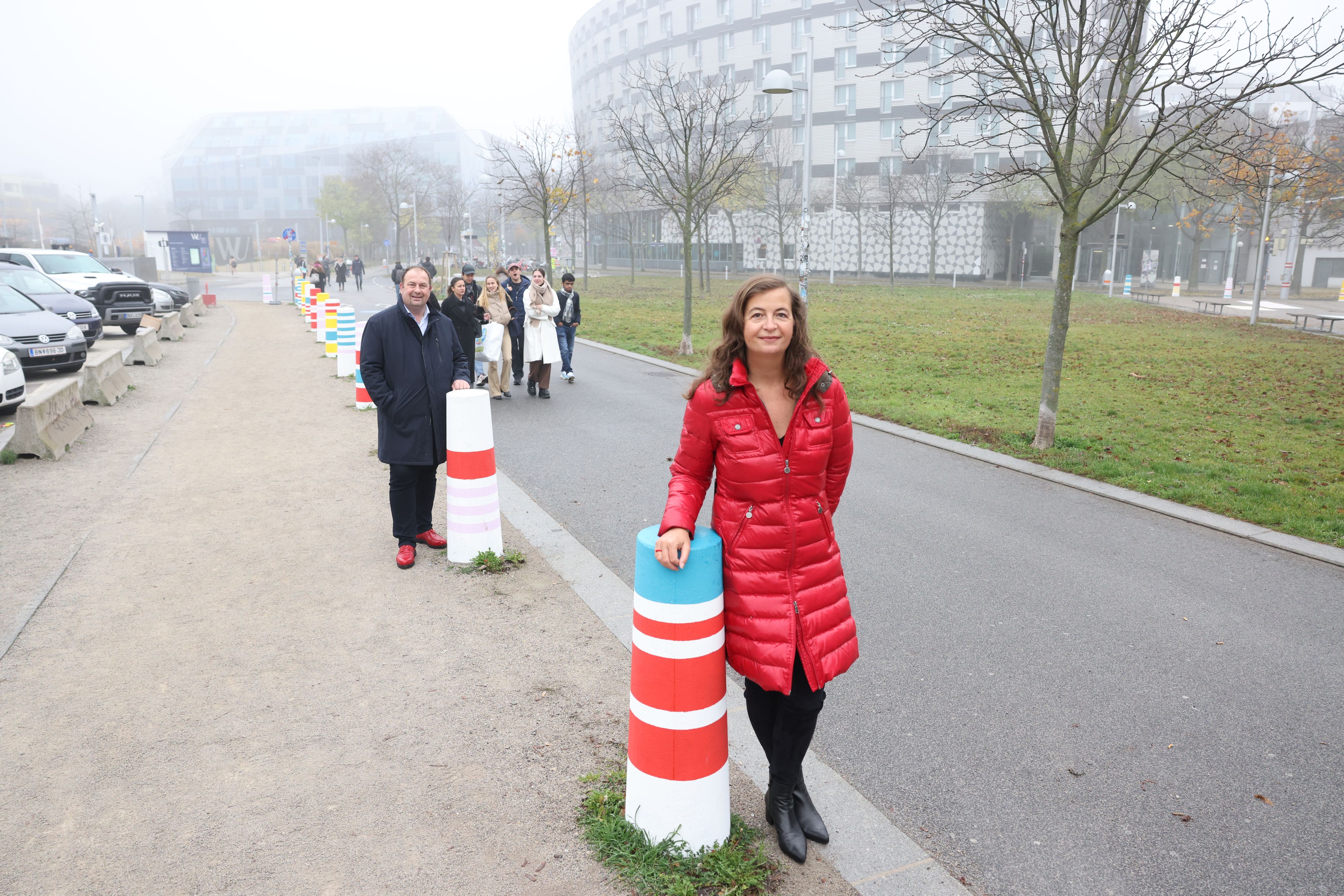 Rot-schwarz und schwarz-rot – im farblich passenden Gewand freuten sich der Bezirksvorsteher der Leopoldstadt Alexander Nikolai (SPÖ) und Planungsstadträtin Ulli Sima (SPÖ) am Mittwoch über die neuen bunten Poller.