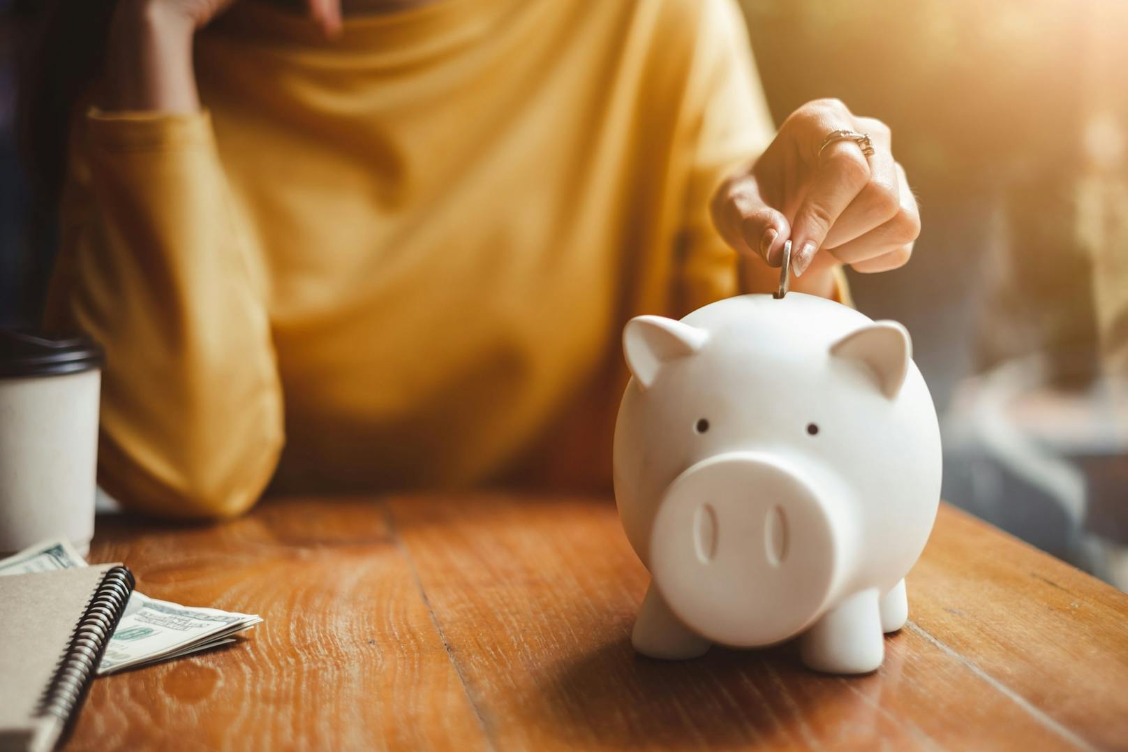 Sparen ist nicht einfach: Diese Finanztricks helfen dir, deine Kasse langfristig zu füllen.