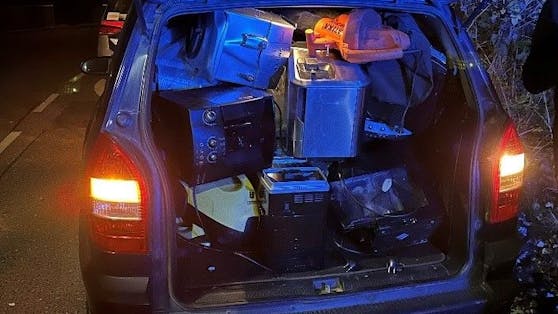 Die Beamten bemerkten im Zuge ihres Streifendienstes neben einem Mistplatz ein abgestelltes Fahrzeug mit diversen Elektrogeräten und Werkzeug.
