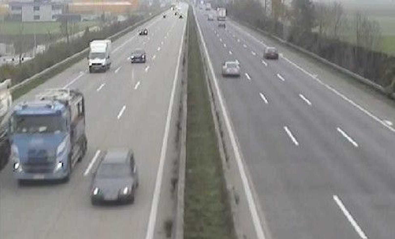 Die A1 zwischen Asten und St. Florian in OÖ am Dienstagvormittag auf dem Bild einer Webcam. Hier werden zwei Super-Radarkästen installiert.
