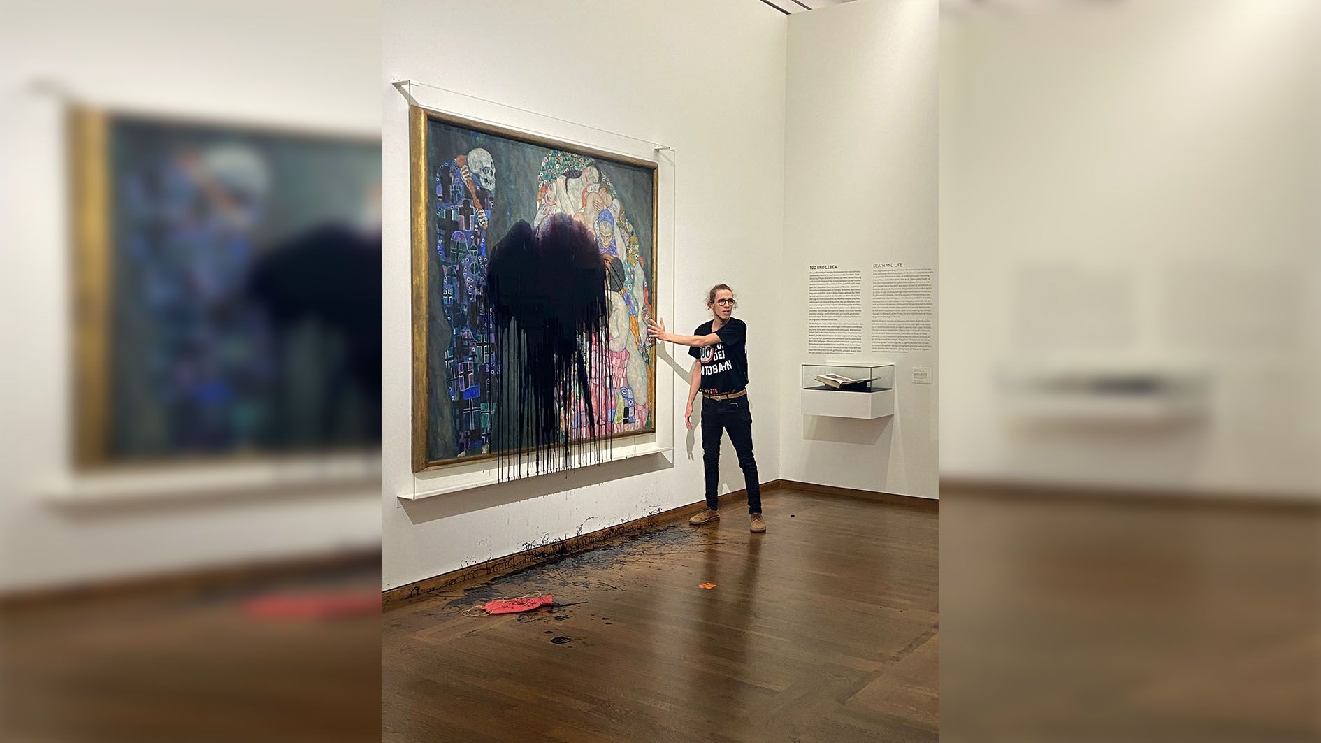 Der Klima-Kleber im Leopold Museum.