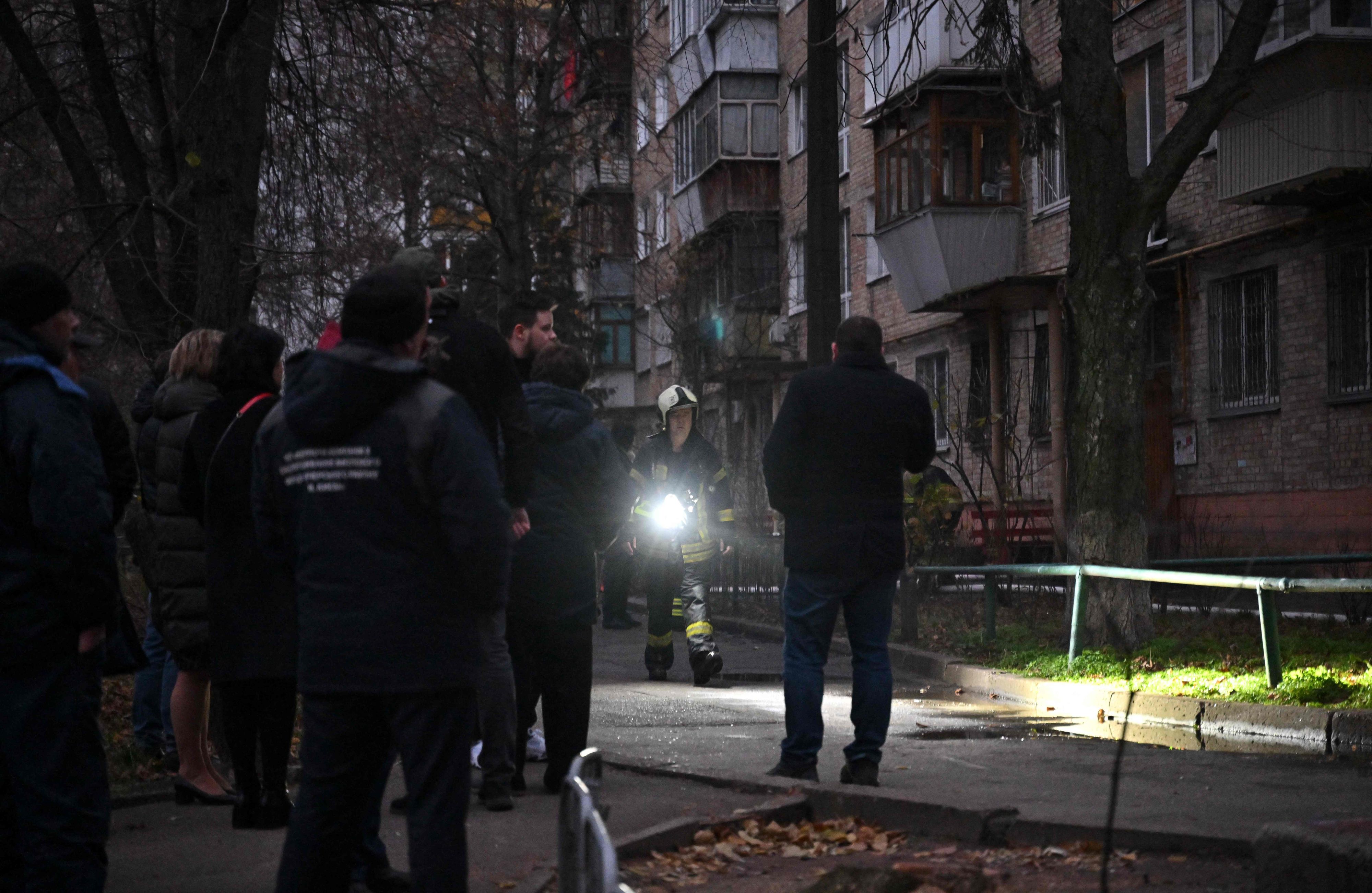 Die ukrainische Präsidentschaft sagte am 15. November 2022, dass die Situation im ganzen Land "kritisch" sei, nachdem eine neue Welle russischer Raketen Energieanlagen getroffen hatte, Notabschaltungen erzwang und Teile der Hauptstadt in Dunkelheit stürzte.