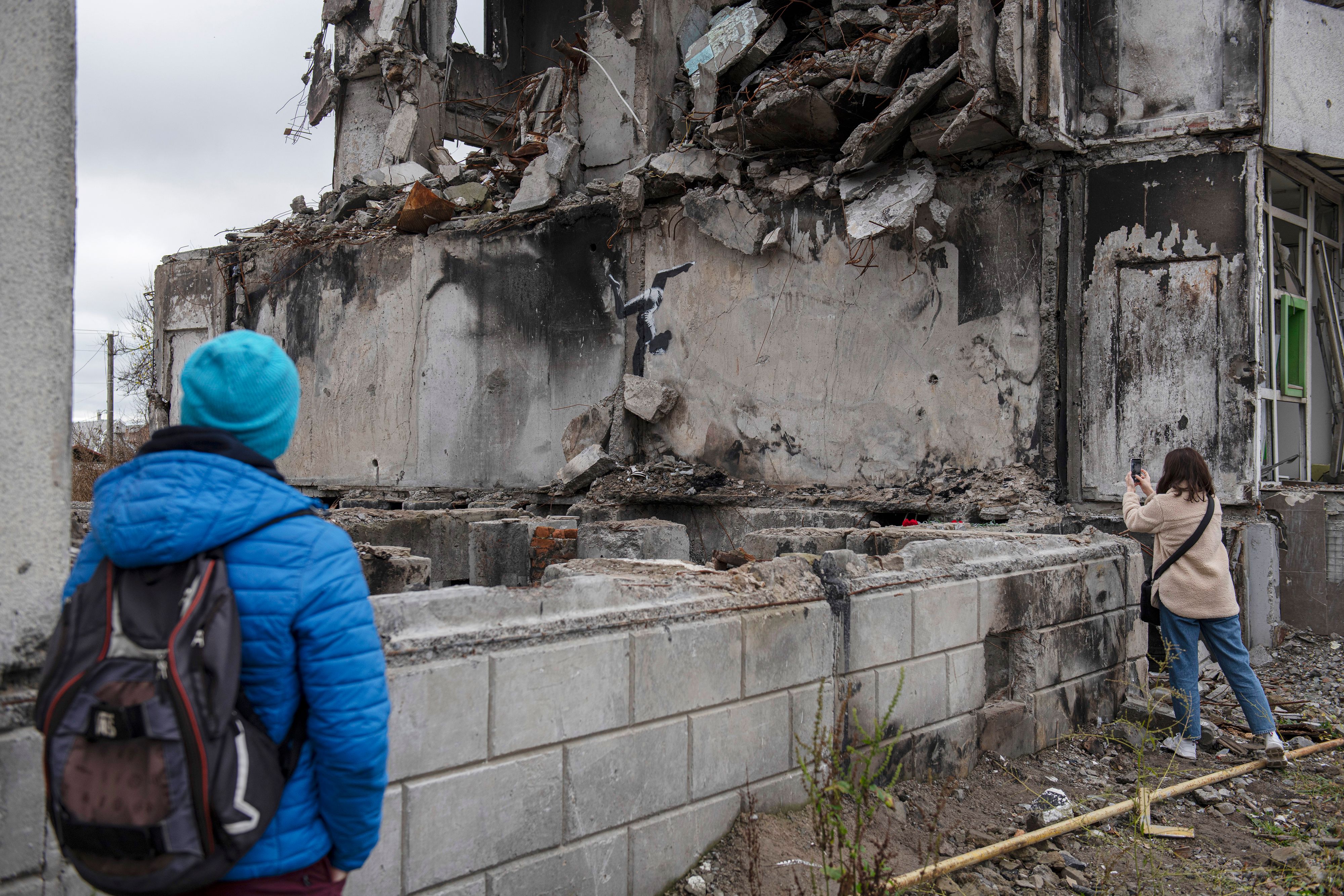 Das jüngste Werk des mysteriösen Graffiti-Künstlers Banksy zeigt ein Mädchen, das auf Trümmern einen Handstand macht.