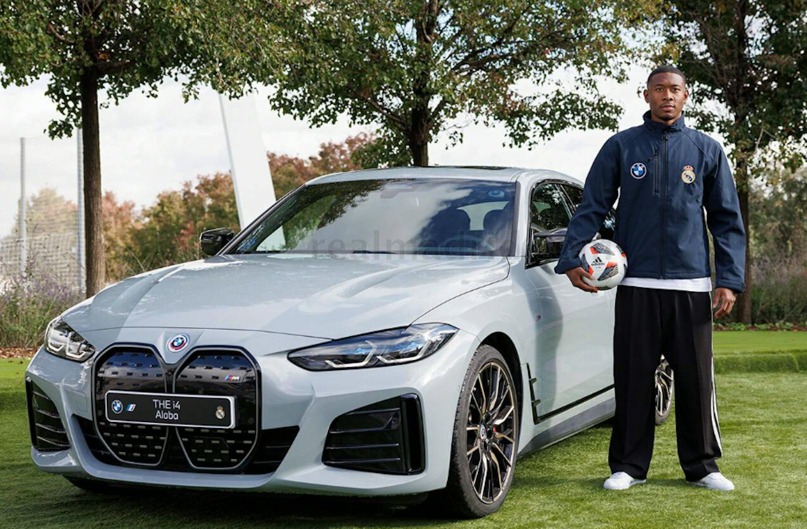 David Alaba und sein neues Dienstauto der BMW i4