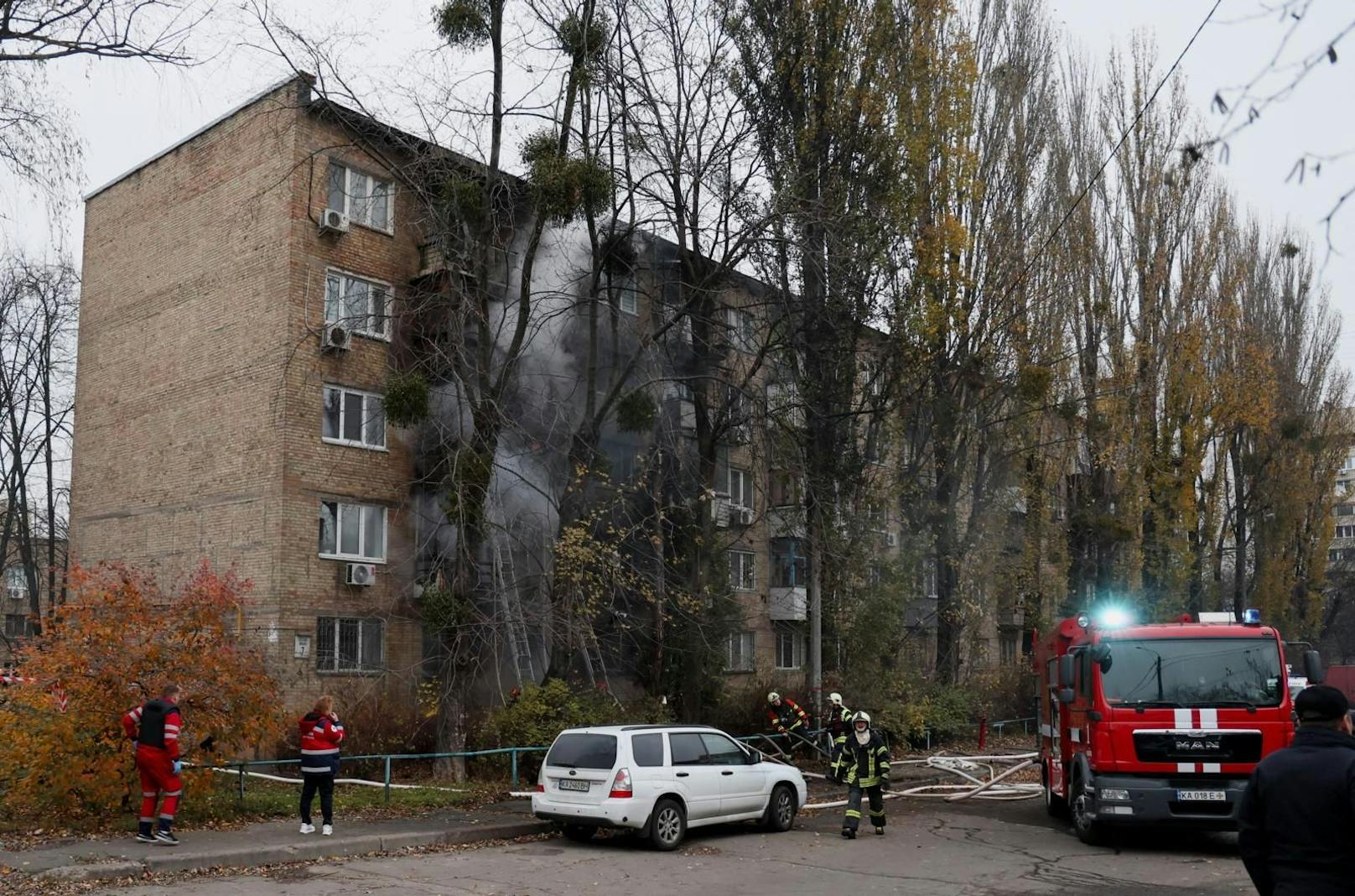 Eines der Wohnhäuser in Kiew, das am Dienstag von einer russischen Rakete getroffen wurde.