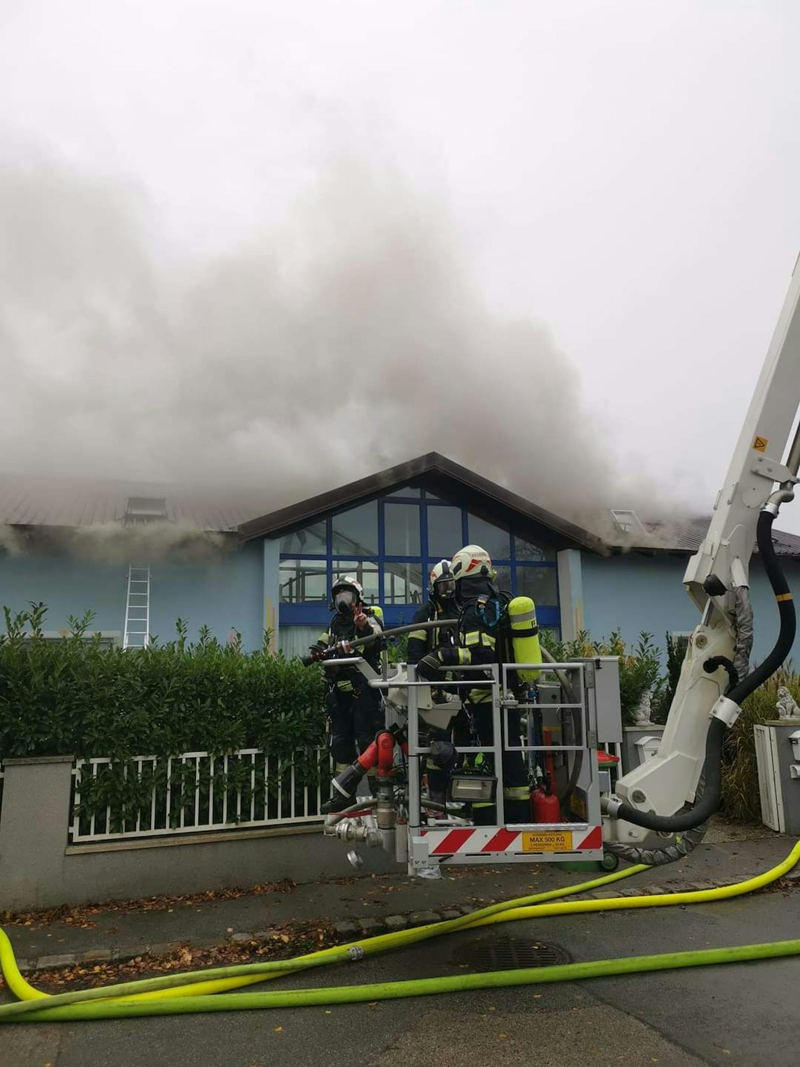 Wohnhaus im Bezirk Gänserndorf in Brand: Feuerwehr mit der Drehleiter im Einsatz