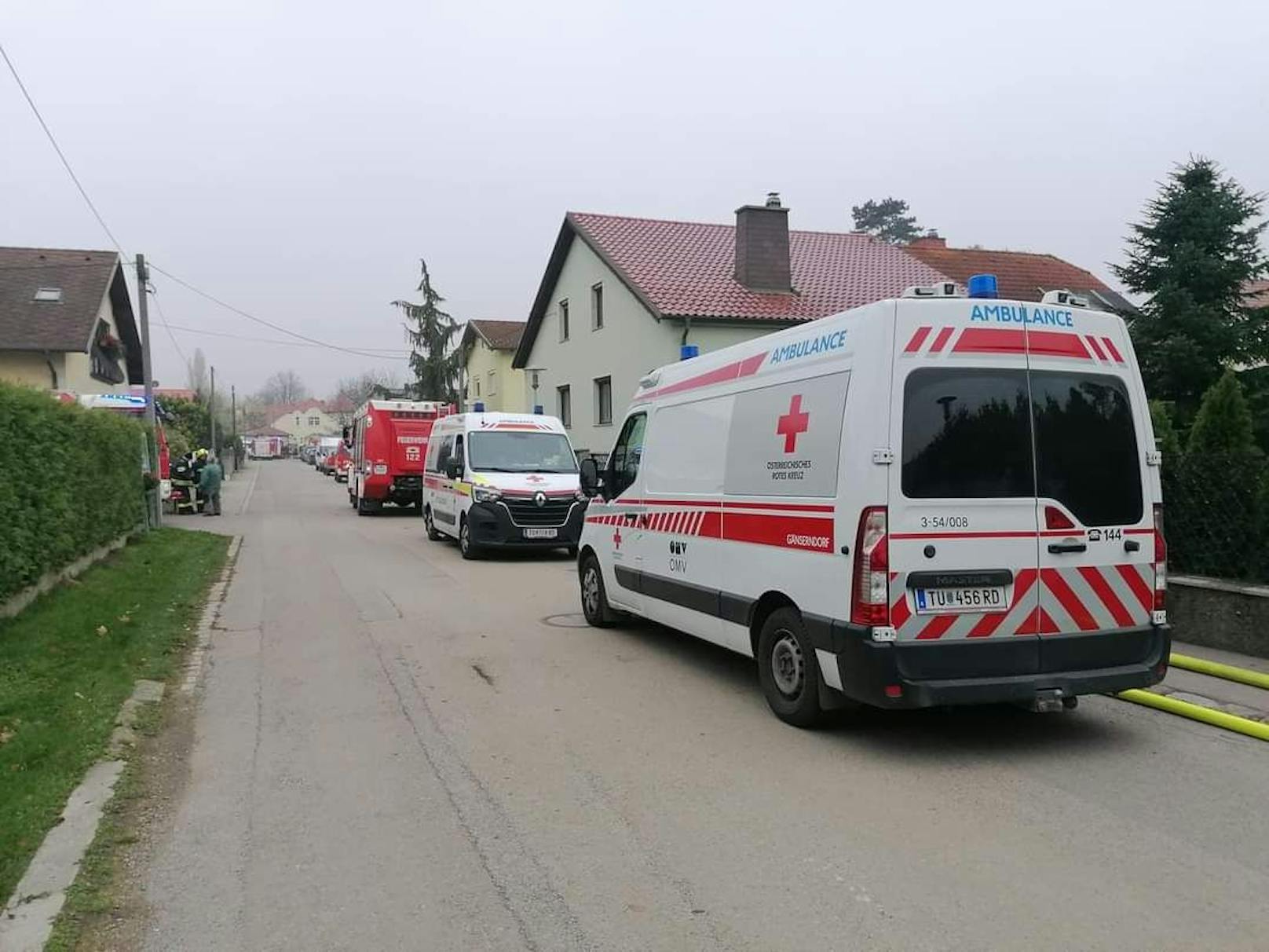 Wohnhaus im Bezirk Gänserndorf in Brand: Einsatzkräfte vor Ort